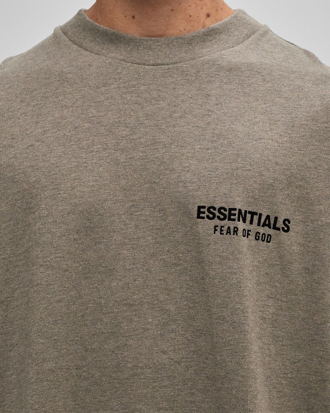 ESSENTIALS シャツ Fear of God Essentials JERSEY CREWNECK T-SHIRT Black | BSTN