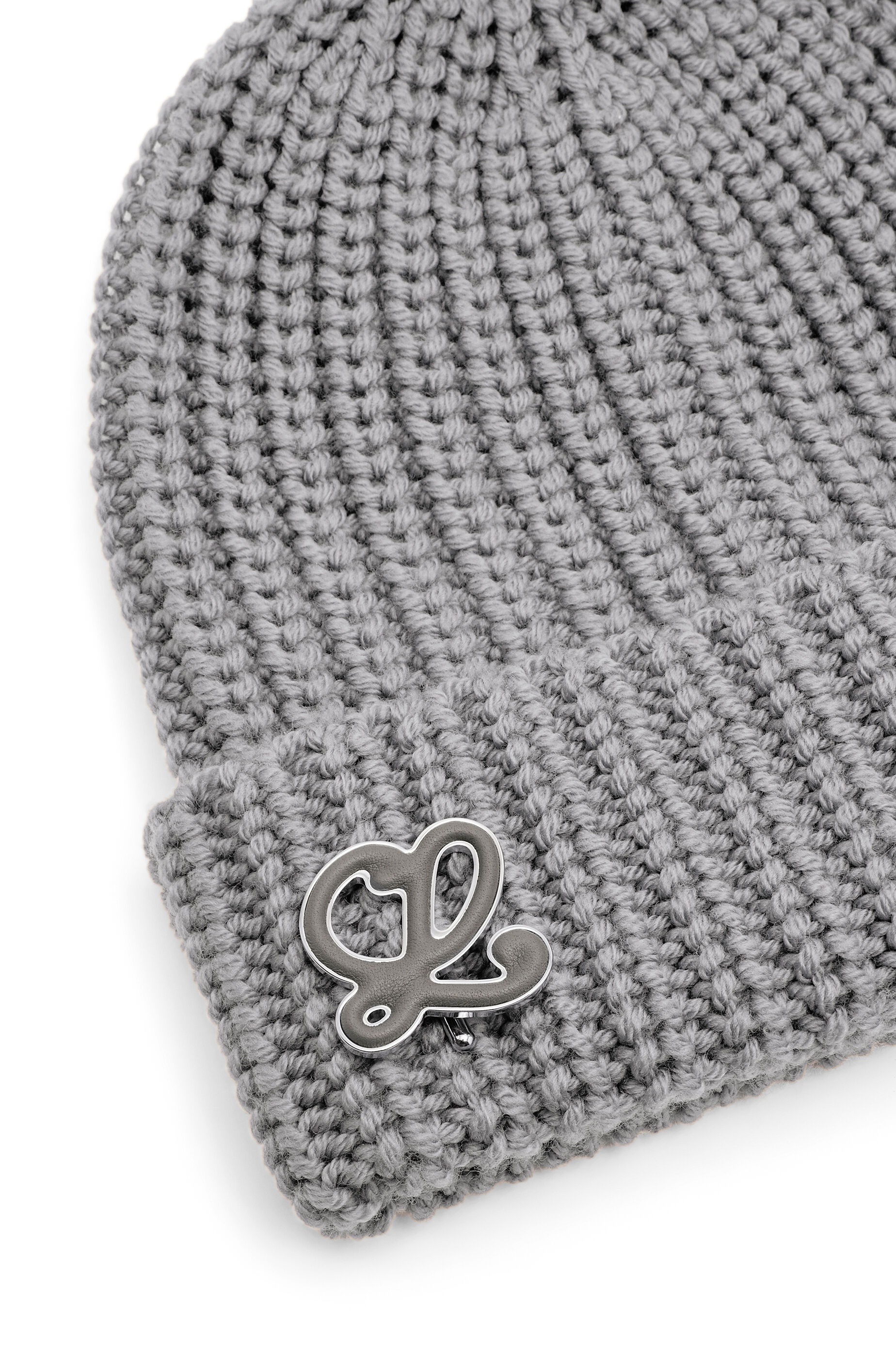 Anagram brooch beanie in wool - 5