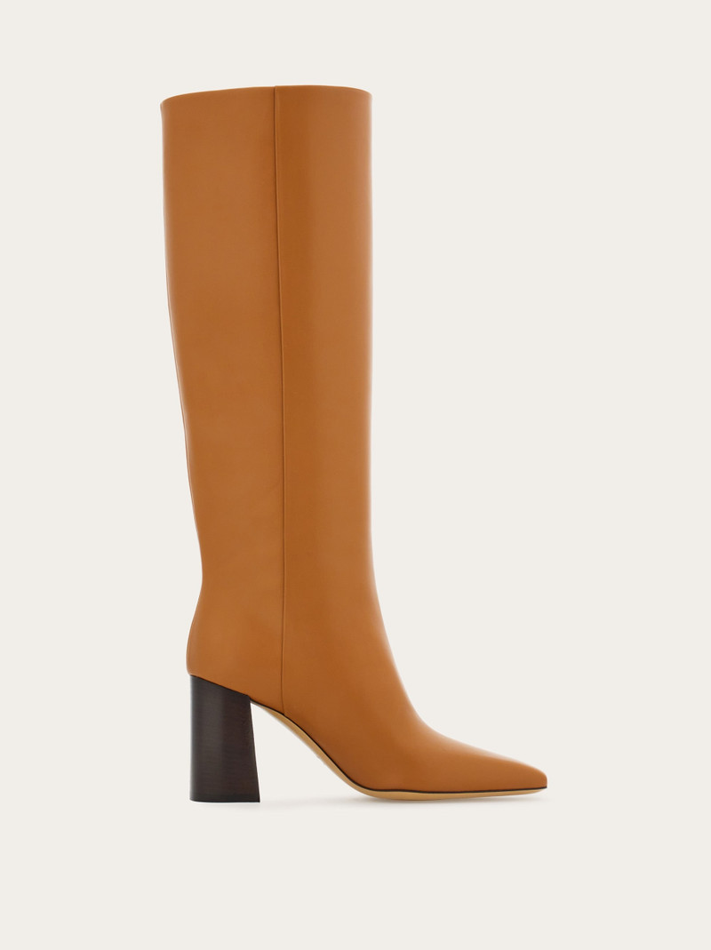 Knee high boot with golden tab 5
