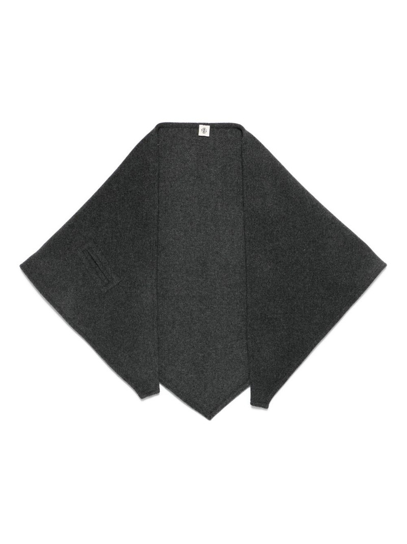 triangle-shape scarf 1