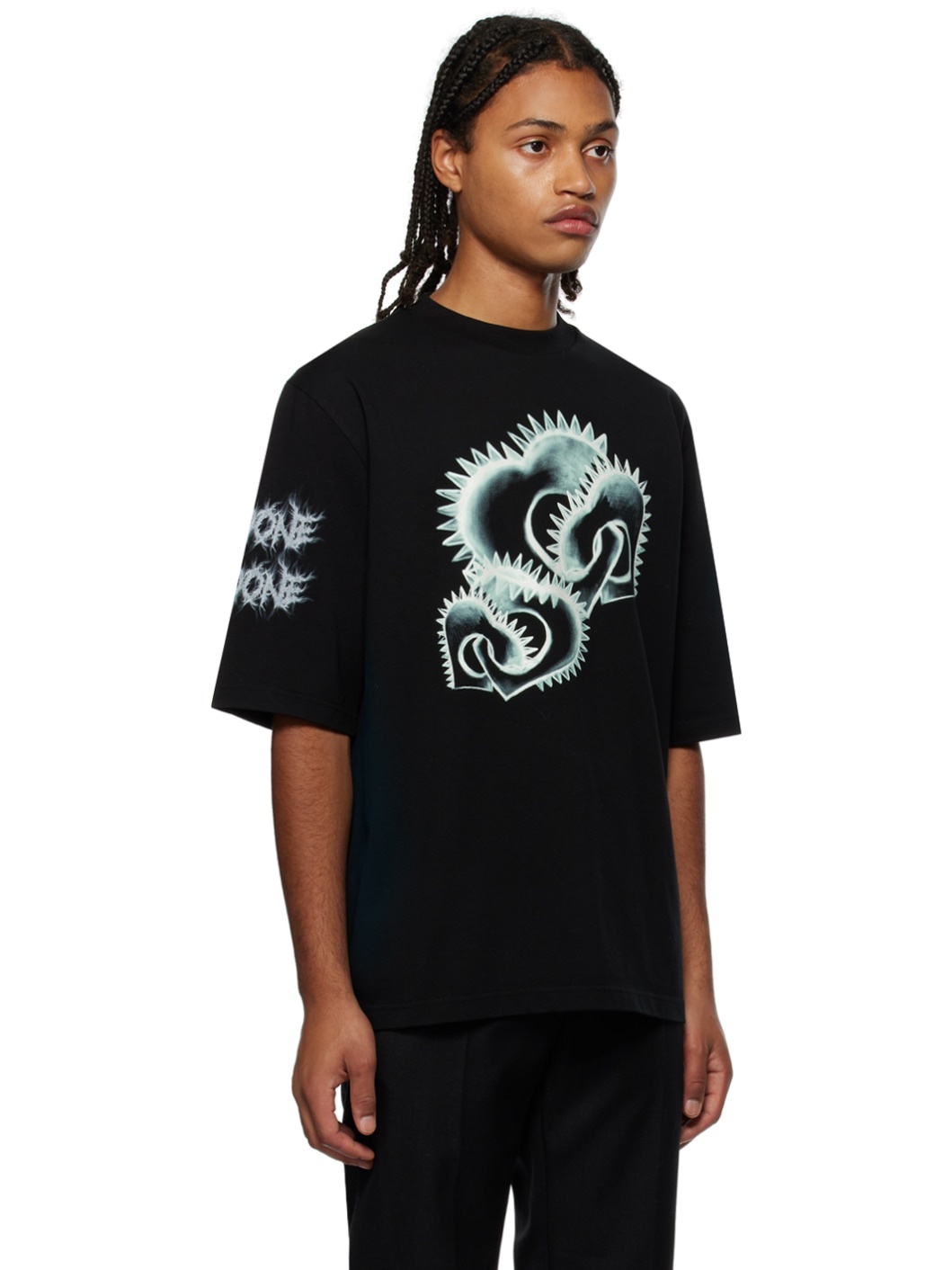 【関税込み】We11done ブラック コットン ヘンリー We11done Black Printed T-Shirt | REVERSIBLE