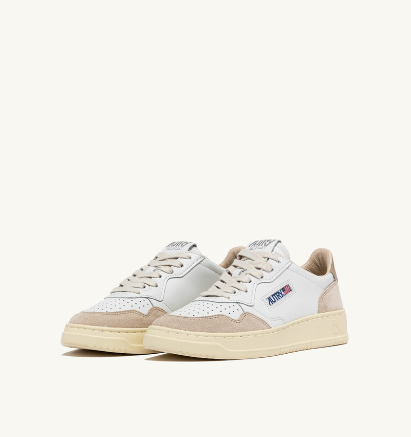 AUTRY MEDALIST LOW SNEAKERS IN WHITE/PEPPER BLACK LEATHER AND BEIGE SUEDE outlook