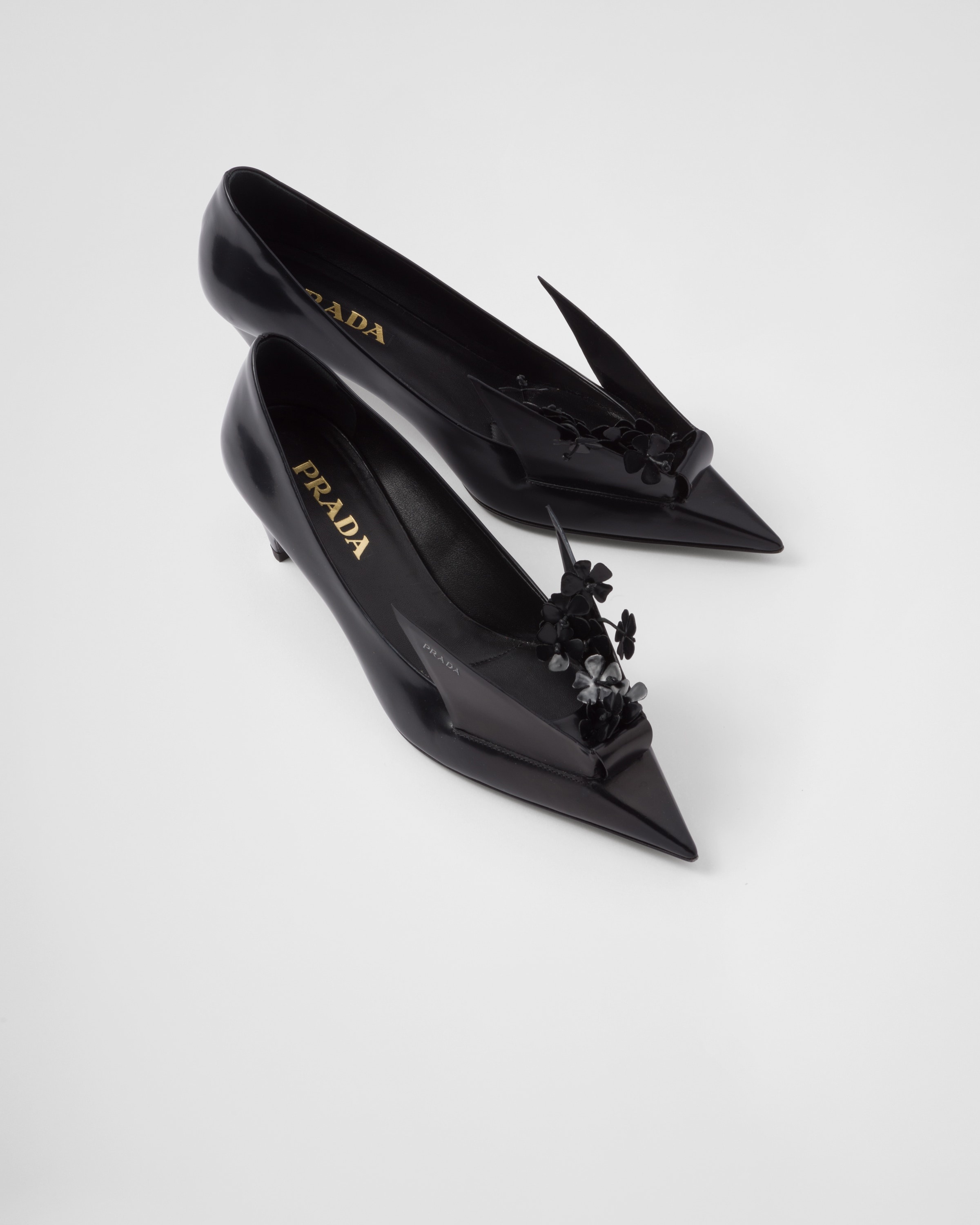 Brushed leather pumps with floral appliqués - 4