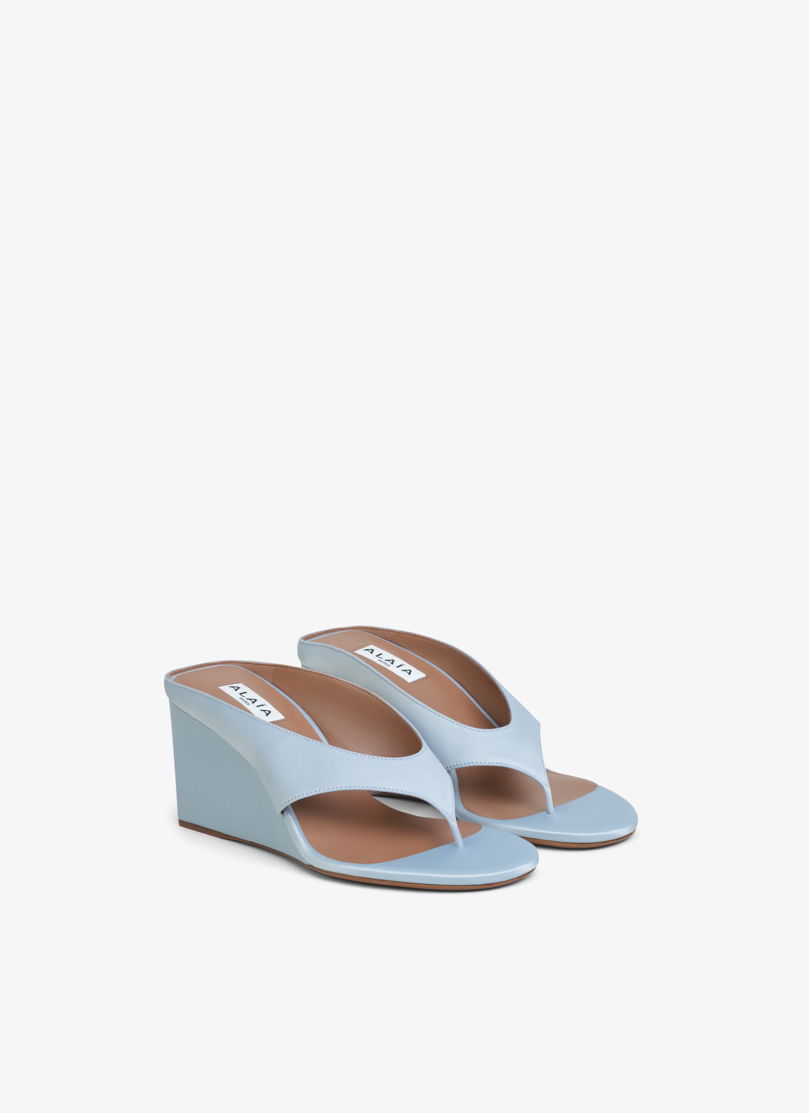【ALAIA直営店】MULES COMPENSeES CUBE EN SATIN ALAÏA DARK BROWN CUBE WEDGE MULES IN SATIN |ALAÏA US