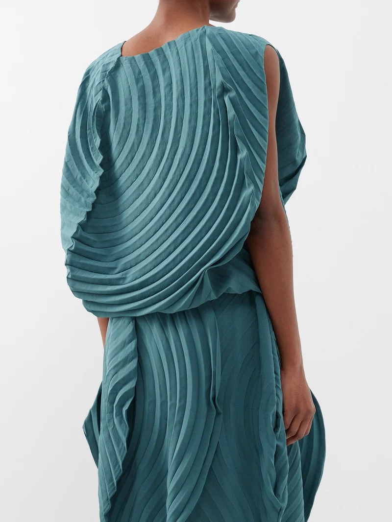 ISSEY MIYAKE Resonant Pleats asymmetric top | matchesfashion 