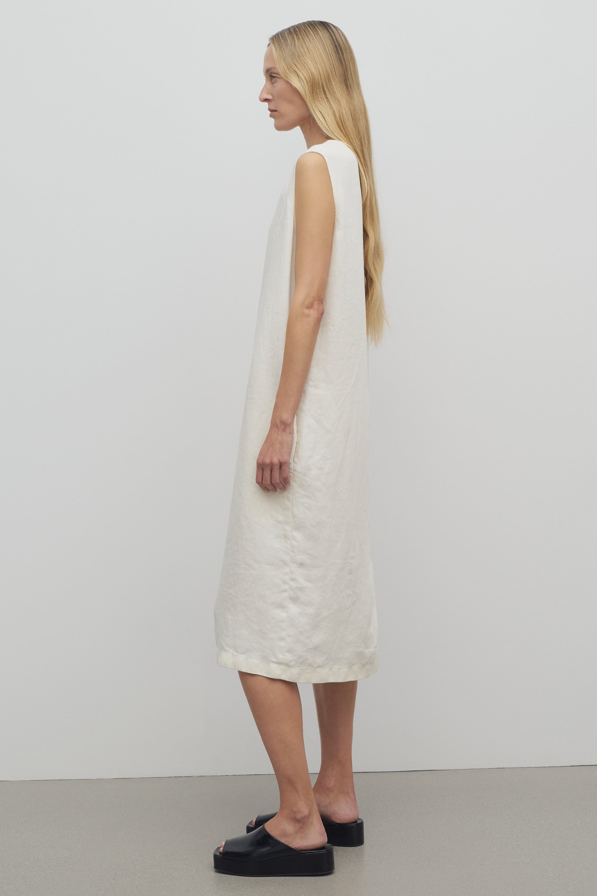 Mirnal Dress in Linen - 4