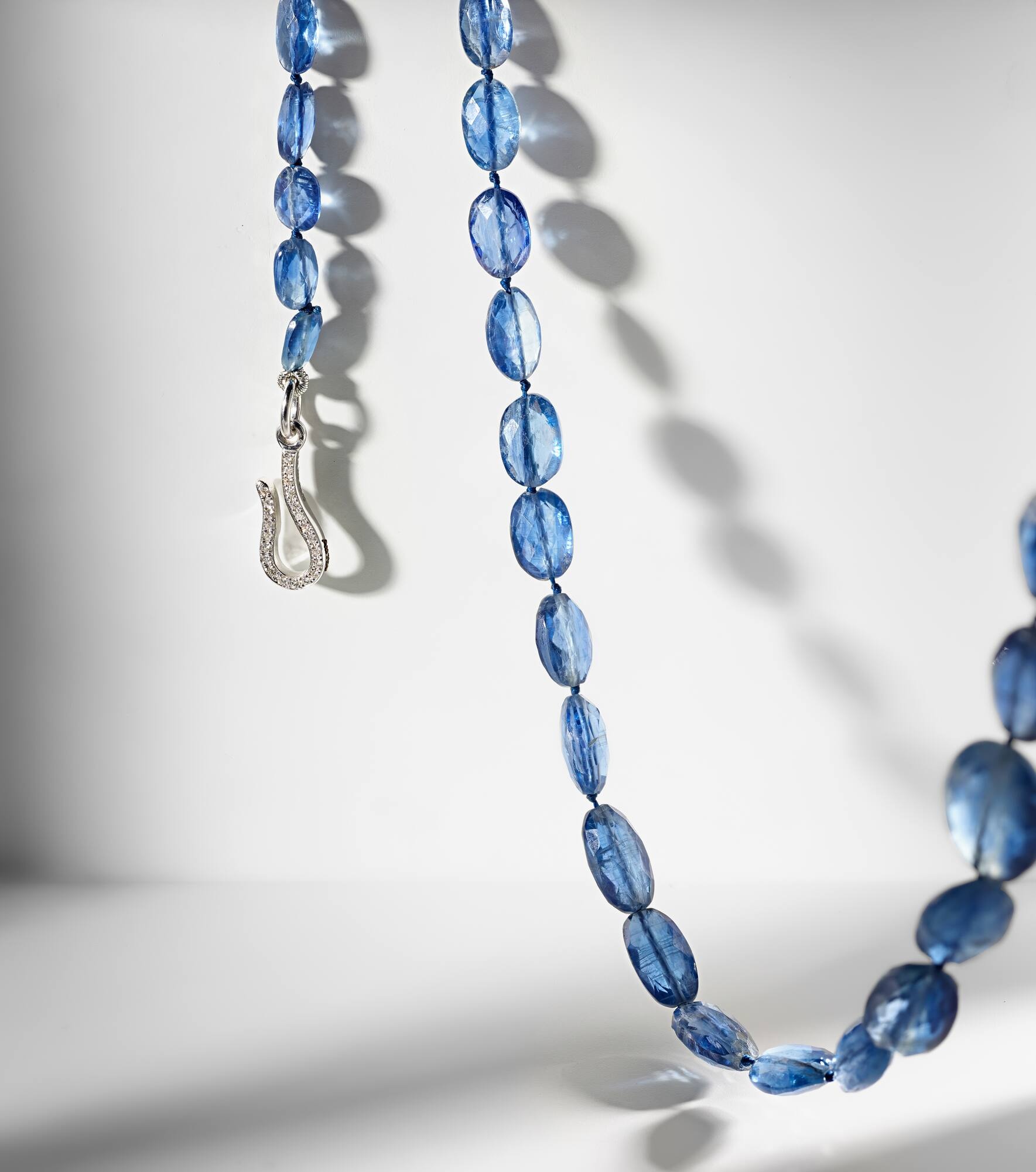18kt white gold beaded necklace with kyanite and diamonds - 4