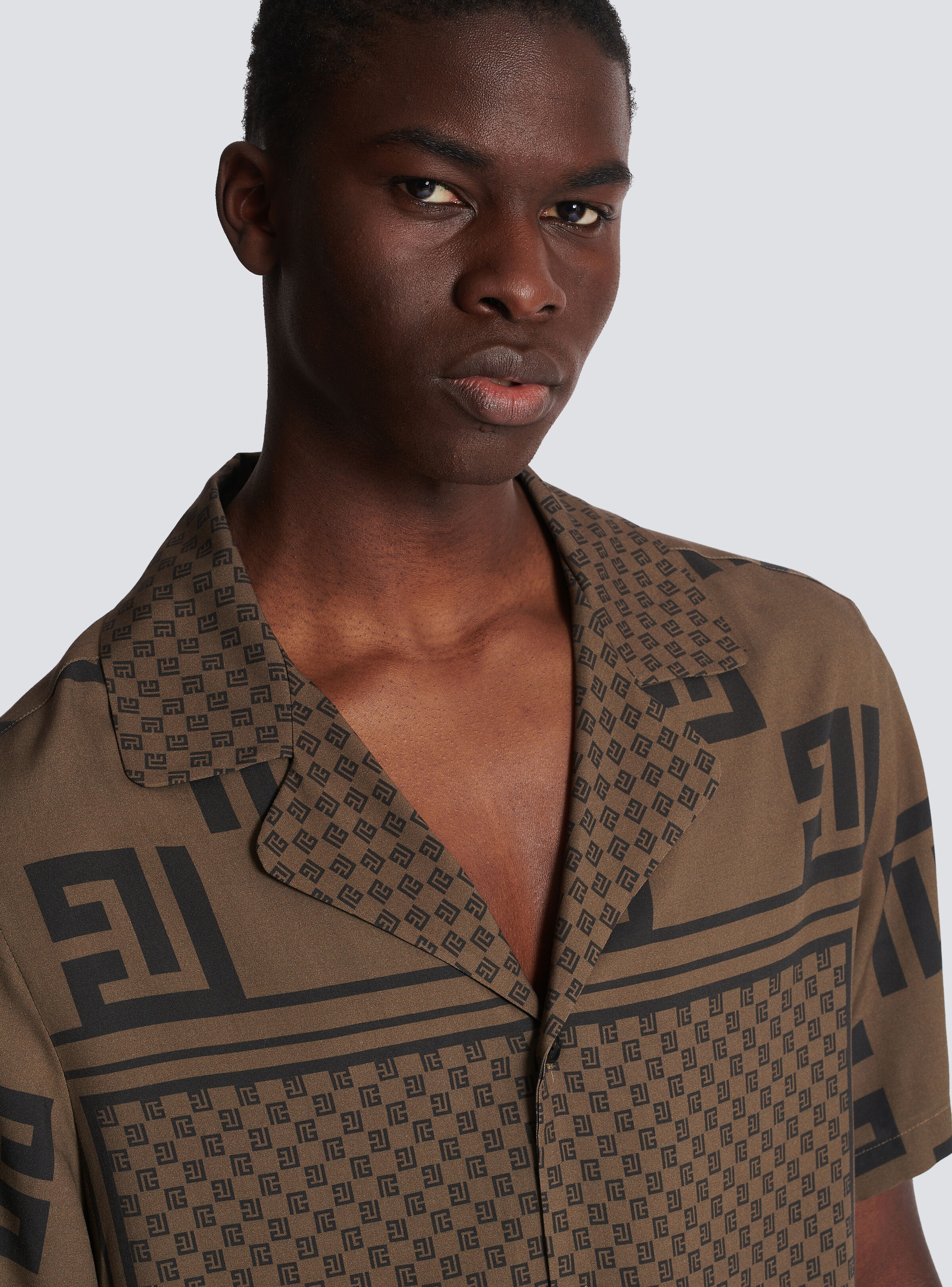 Short-sleeved shirt with monogram scarf print - 7