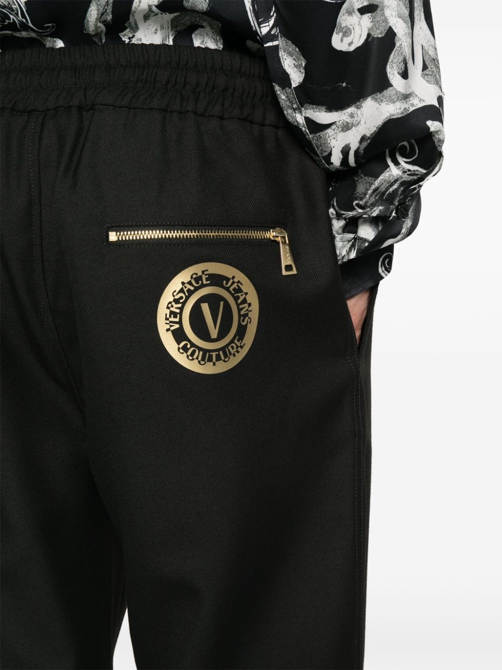 V-Emblem tapered trousers - 5