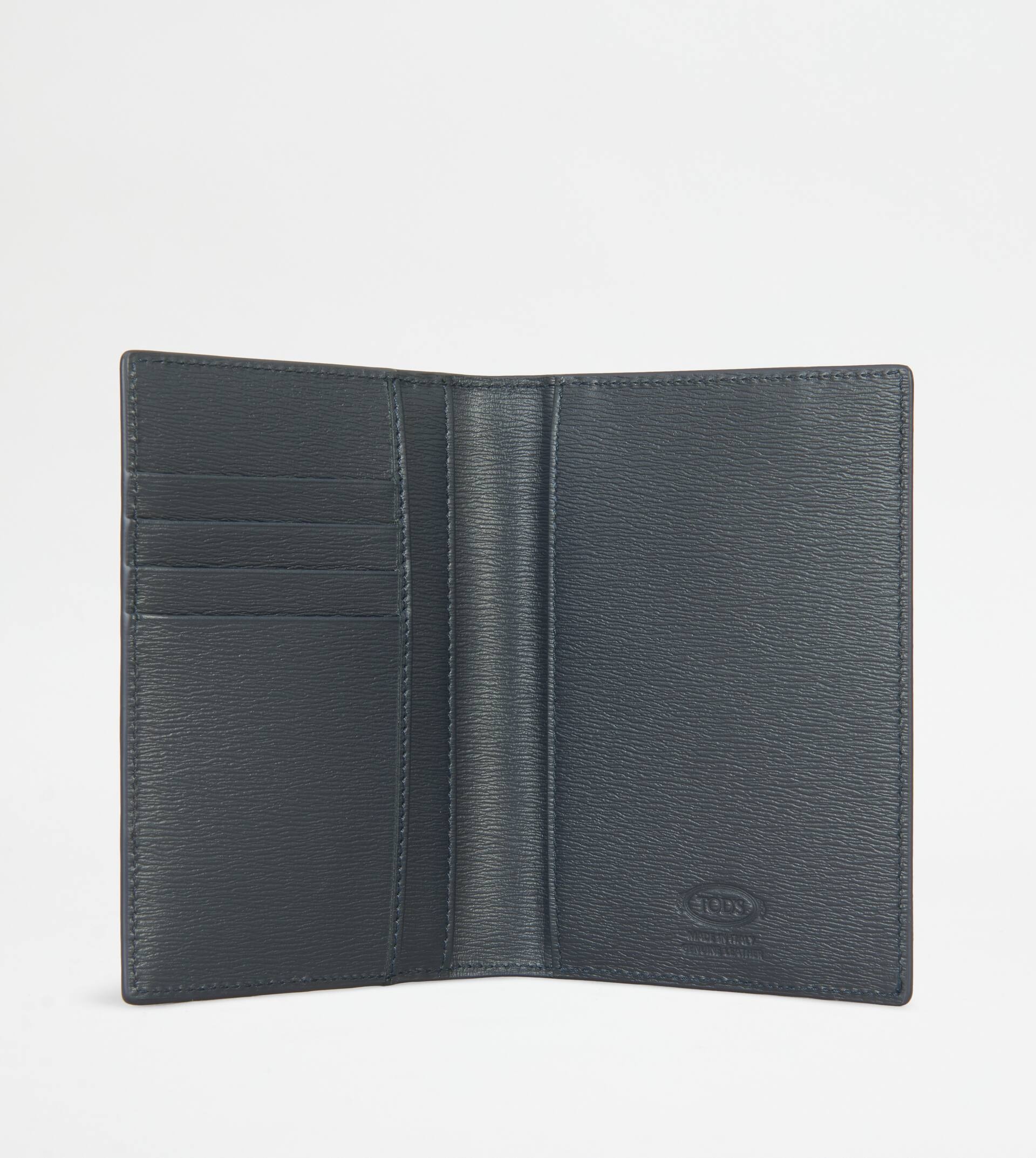 PASSPORT HOLDER IN LEATHER - BLUE - 2