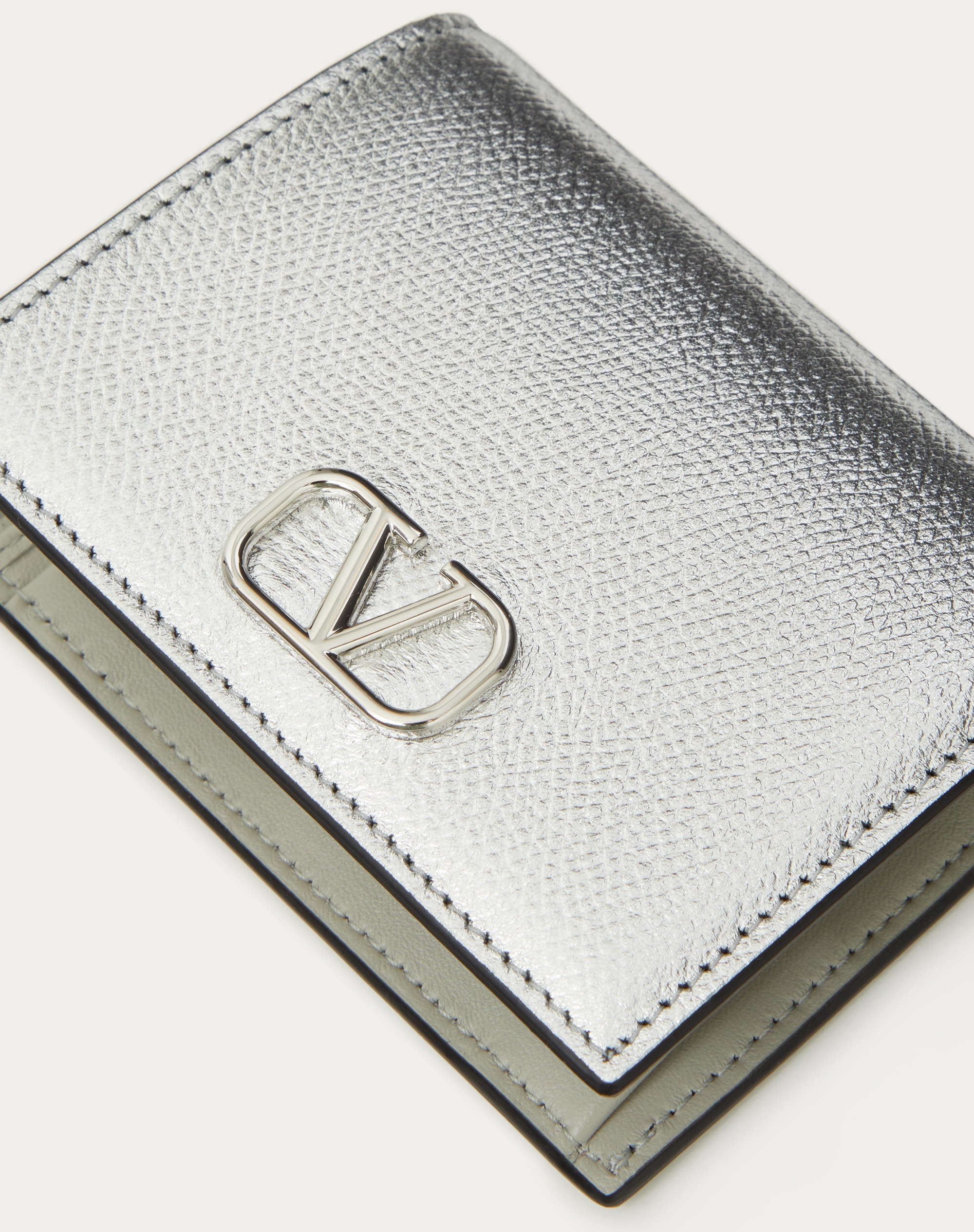 VLOGO SIGNATURE METALLIC GRAINY CALFSKIN COMPACT WALLET - 2