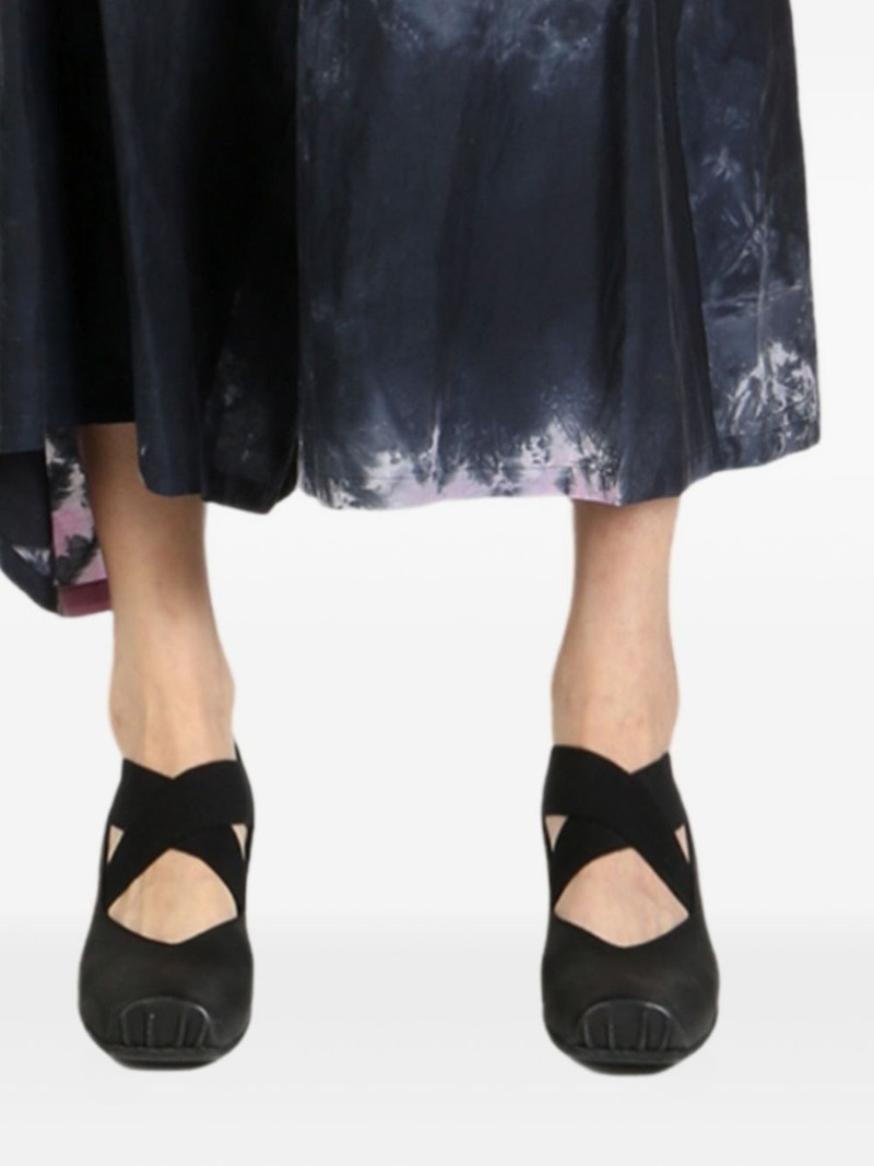 Y's asymmetric top outlook