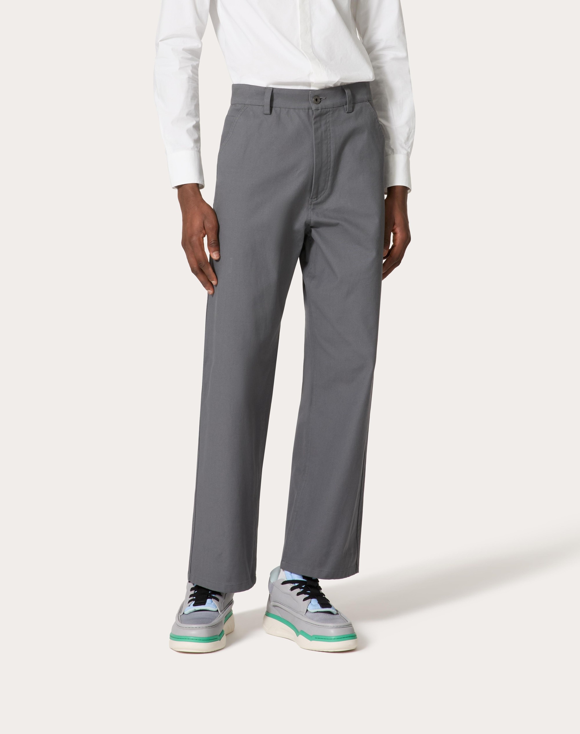 STRETCH COTTON CANVAS CARGO PANTS WITH METALLIC V DETAIL - 3