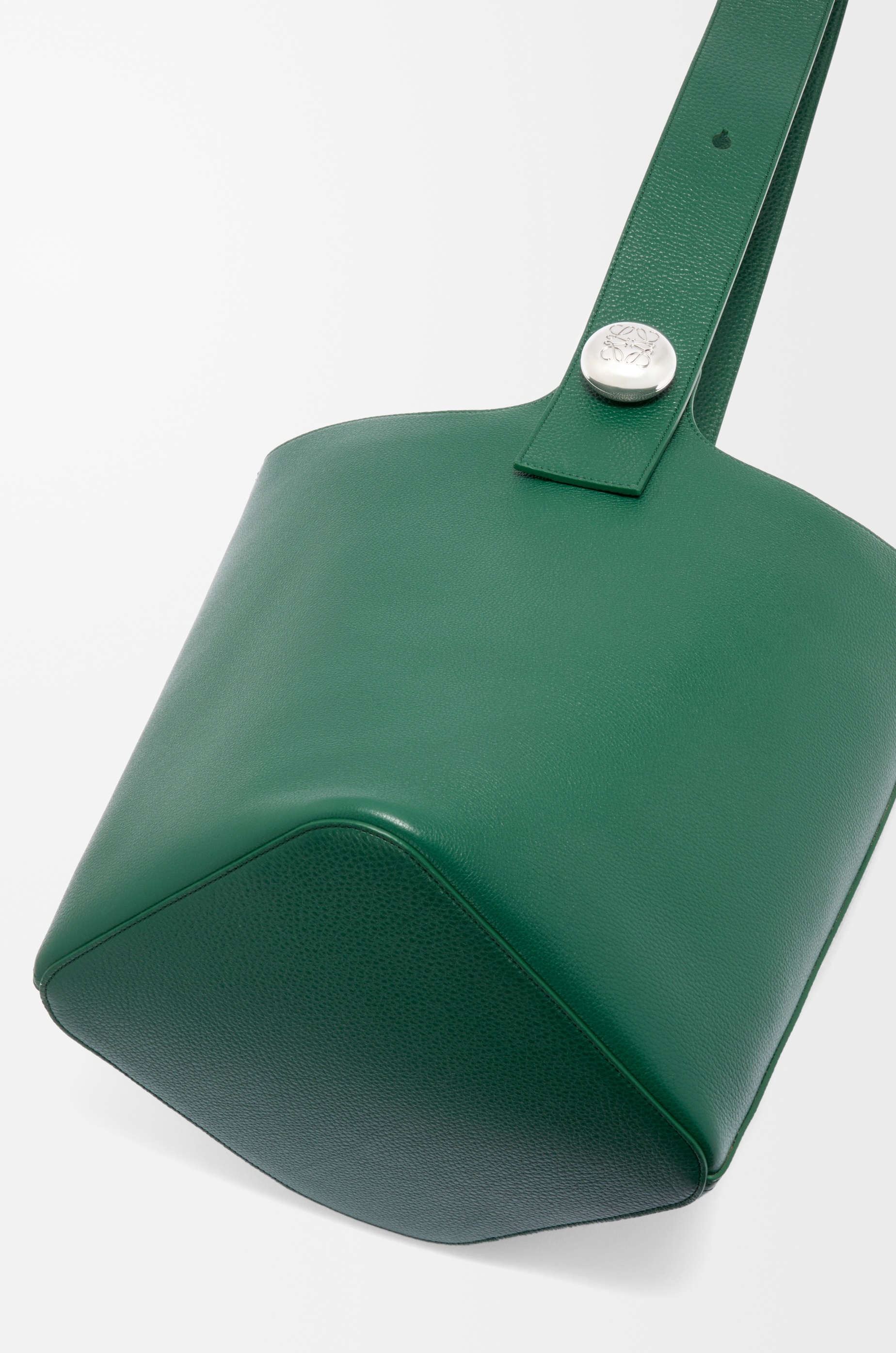 Large Pebble bucket in supple grained calfskin - 7