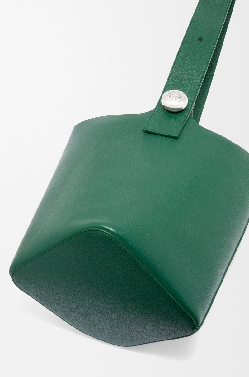 Large Pebble bucket in supple grained calfskin 7