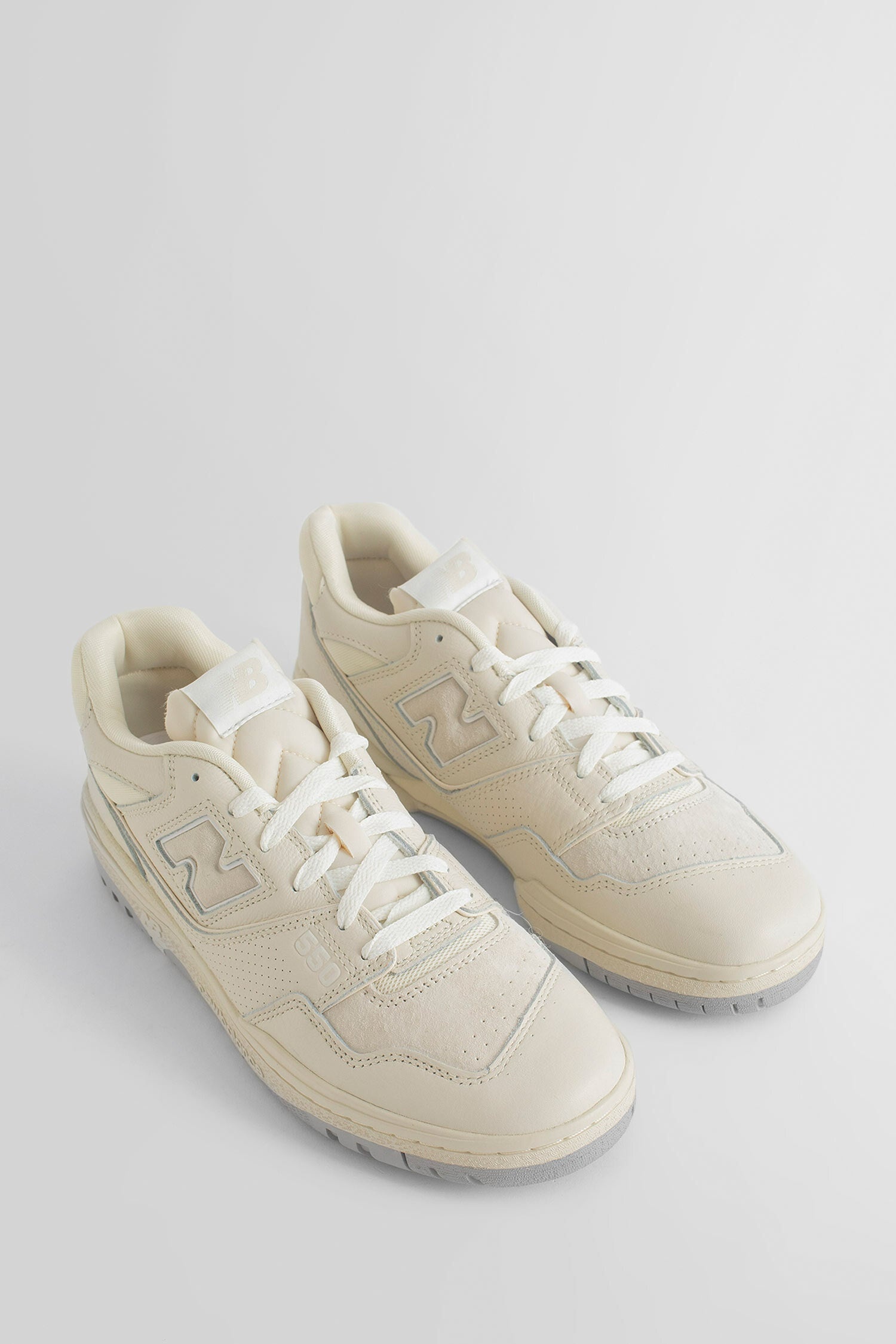 NEW BALANCE UNISEX WHITE SNEAKERS - 6