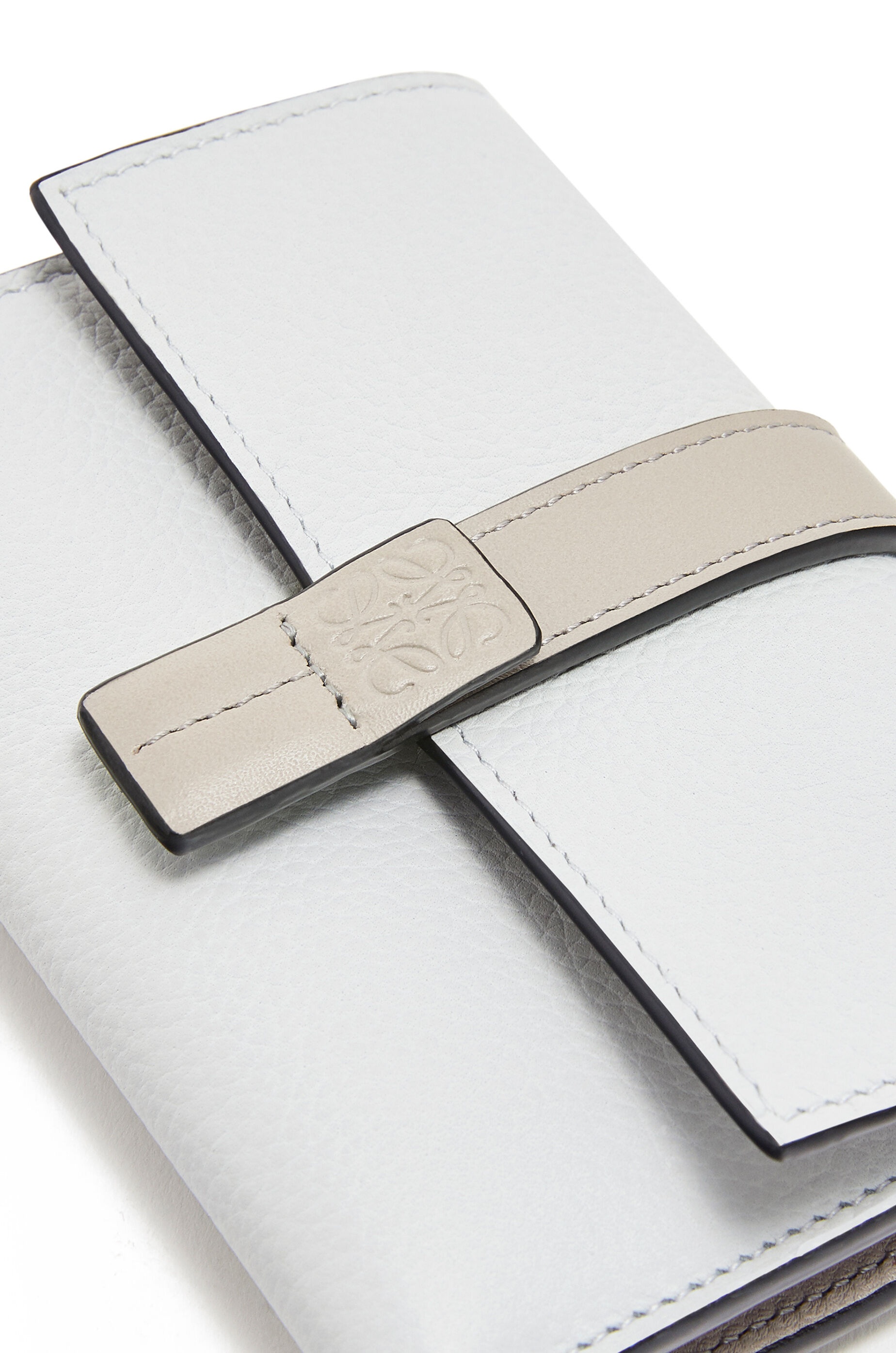 Small vertical wallet in soft grained calfskin - 10