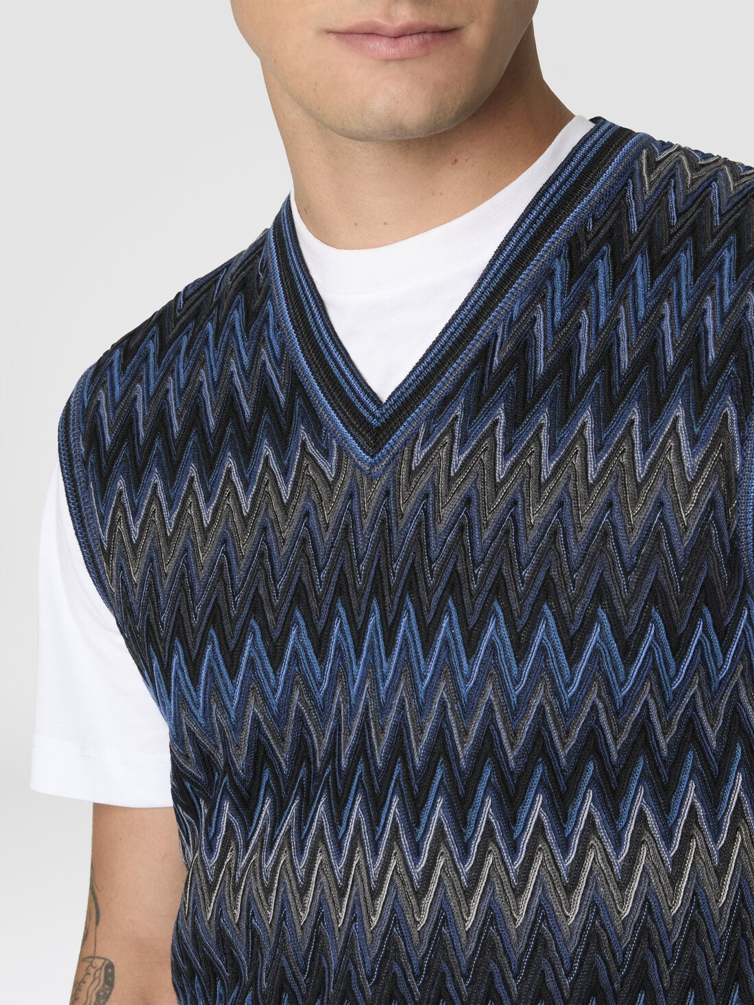 V-Neck Vest with Zigzag Pattern - 5