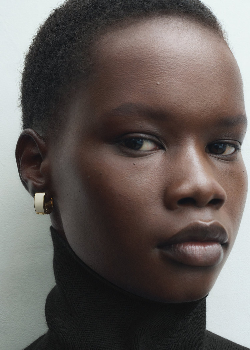 Totême Signature hoops ecru/gold outlook