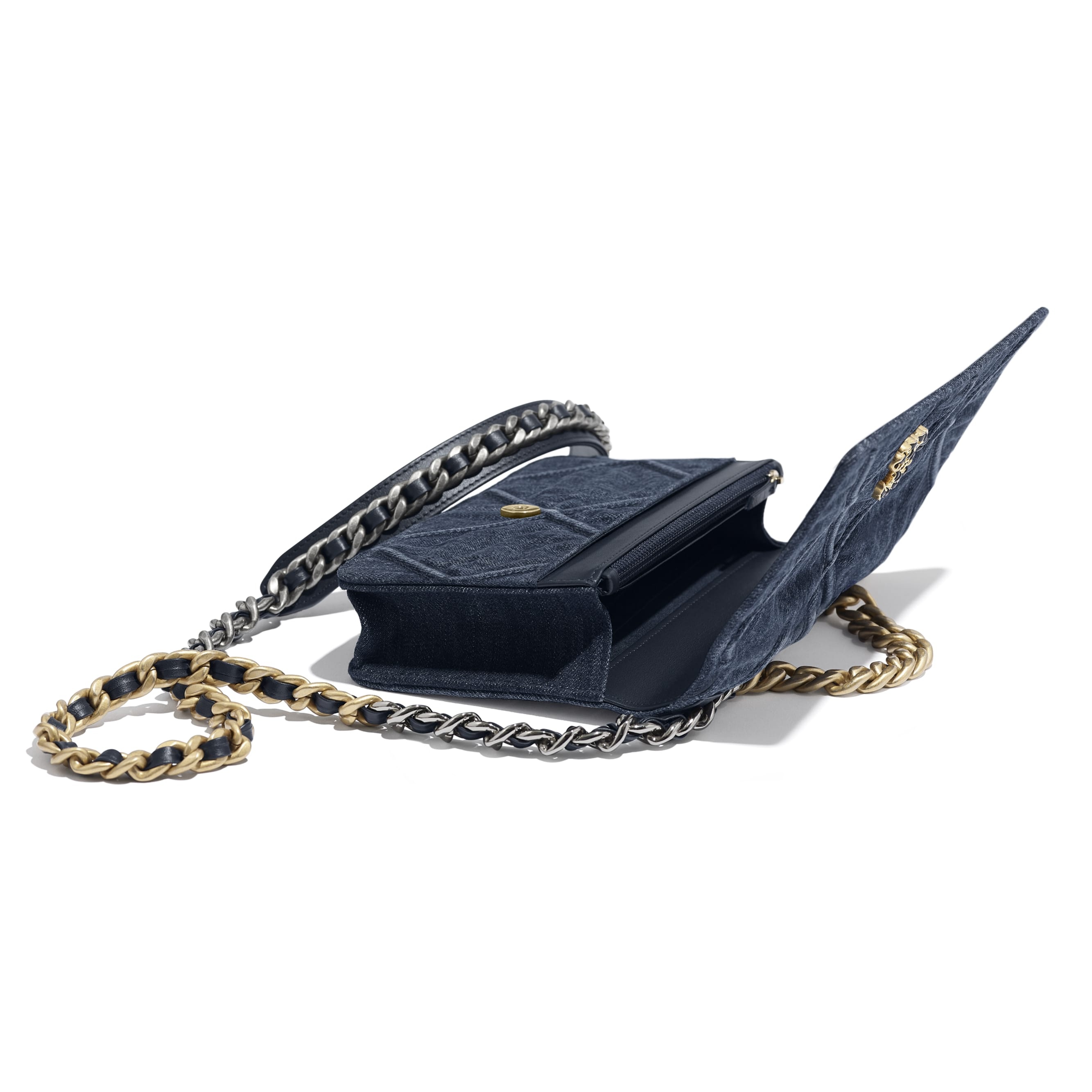 CHANEL 19 Wallet on Chain - 4