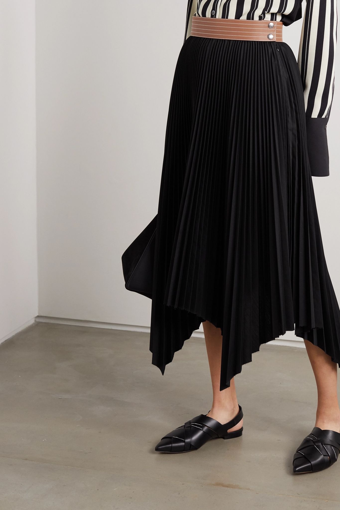 Leather-trimmed asymmetric pleated crepe midi skirt - 3