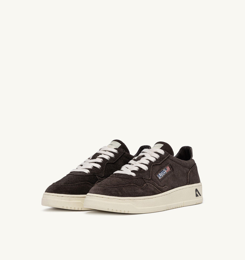 AUTRY MEDALIST LOW SNEAKERS IN MOKA AND OFF WHITE SUEDE outlook