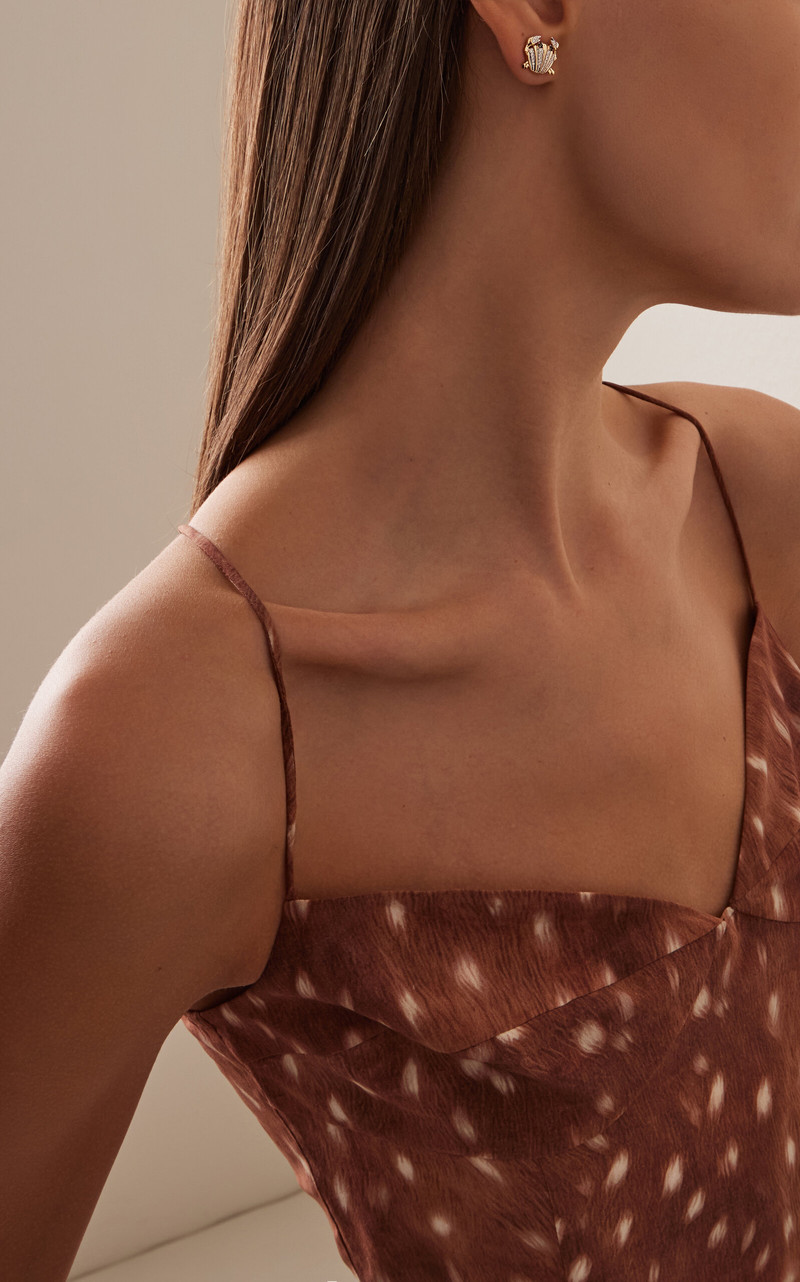 Yvonne Léon Mini Yellow Gold Diamond Shell Crab Earrings gold outlook