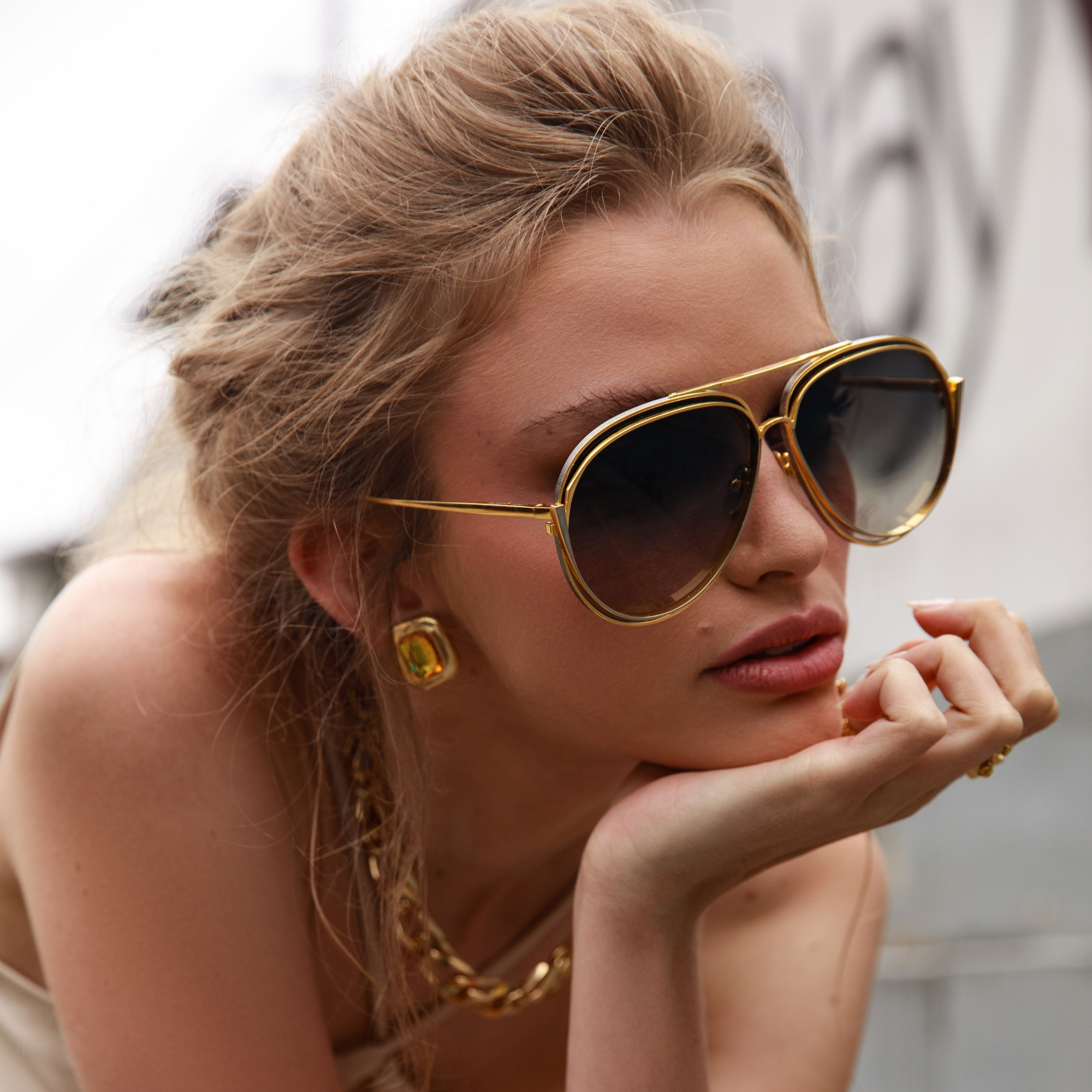 LINDA FARROW FRANCISCO AVIATOR SUNGLASSES IN YELLOW GOLD  display picture 3