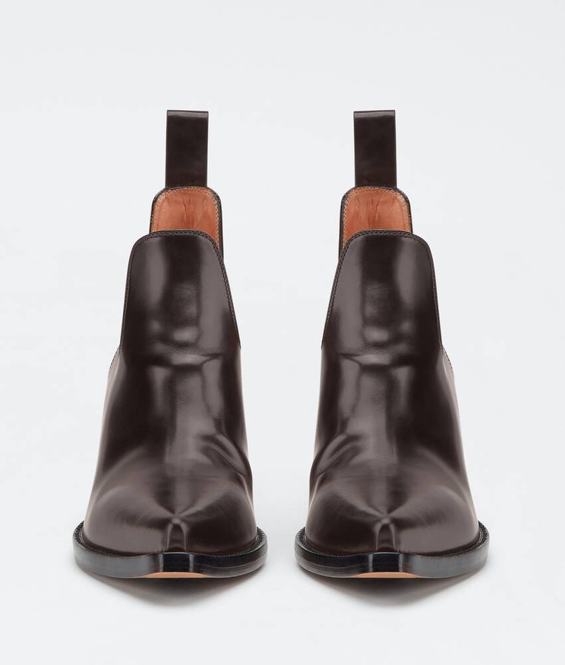 Bottega Veneta lean outlook