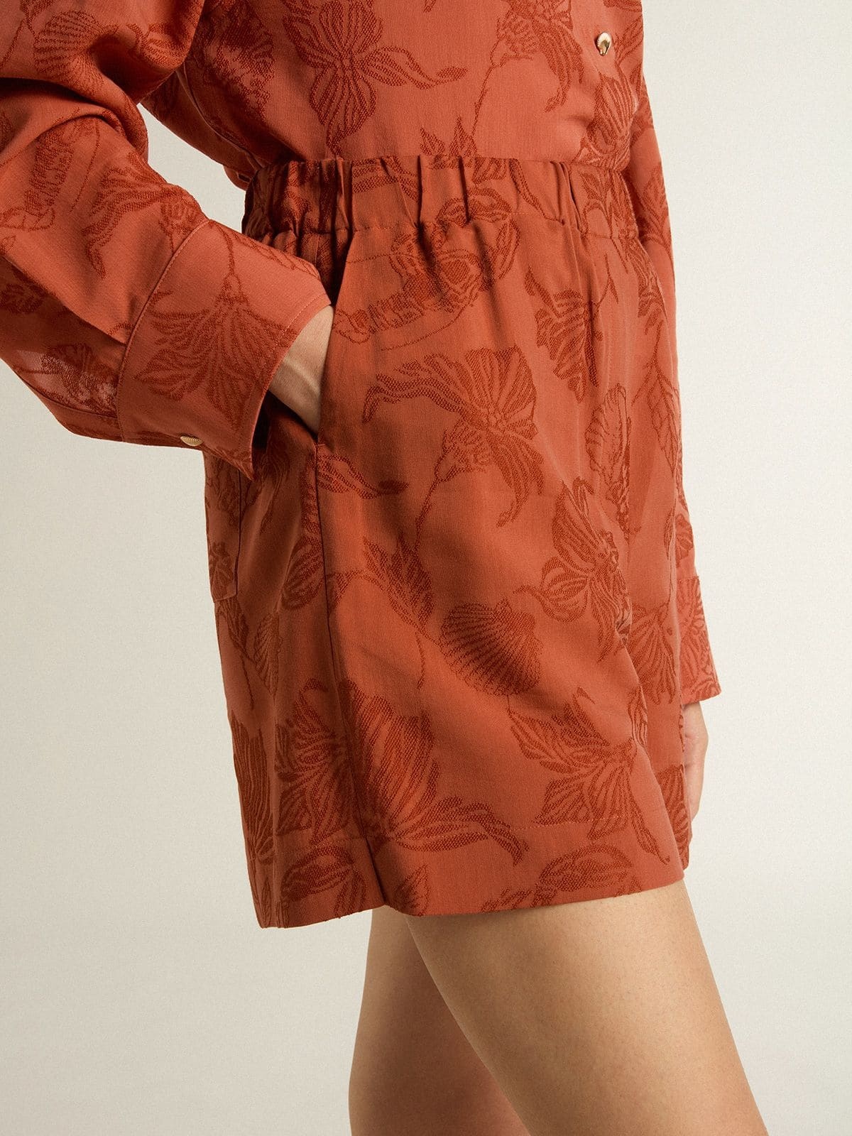 Women's shorts in brick-red jacquard with marine floral pattern - 5