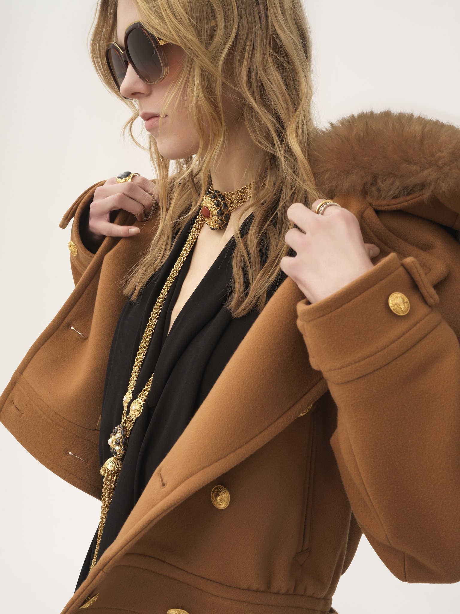 SHORT BOXY DOUBLE-BREASTED COAT IN SOFT WOOL - 7
