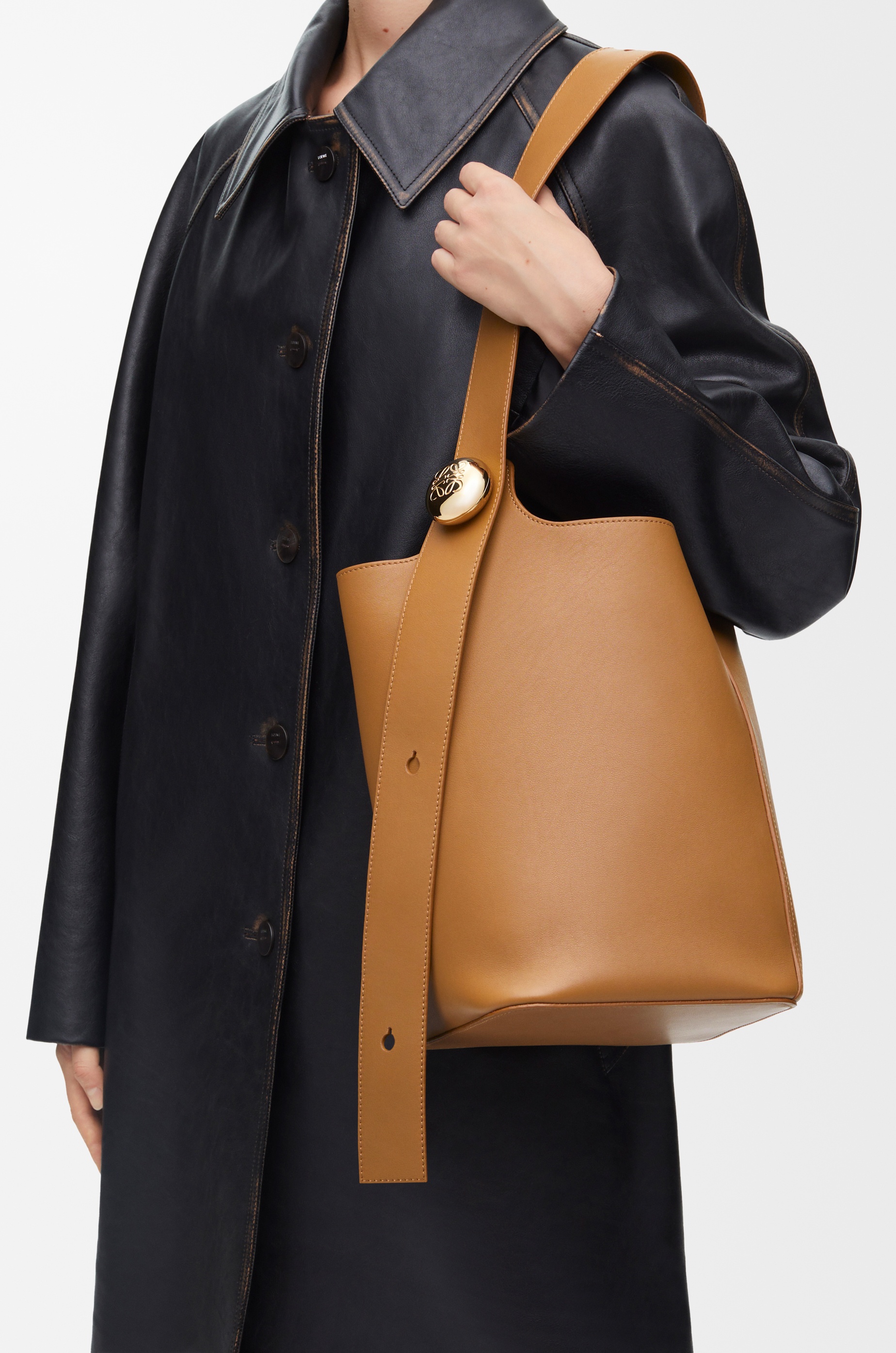 Medium Pebble Bucket bag in mellow calfskin - 2