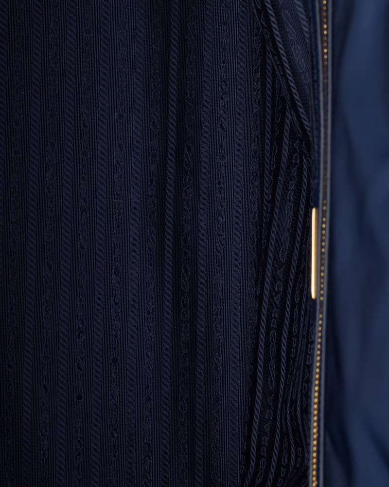 Prada Re-Edition 1978 대형 Re-Nylon 및 Saffiano 가죽 끈 가방 4