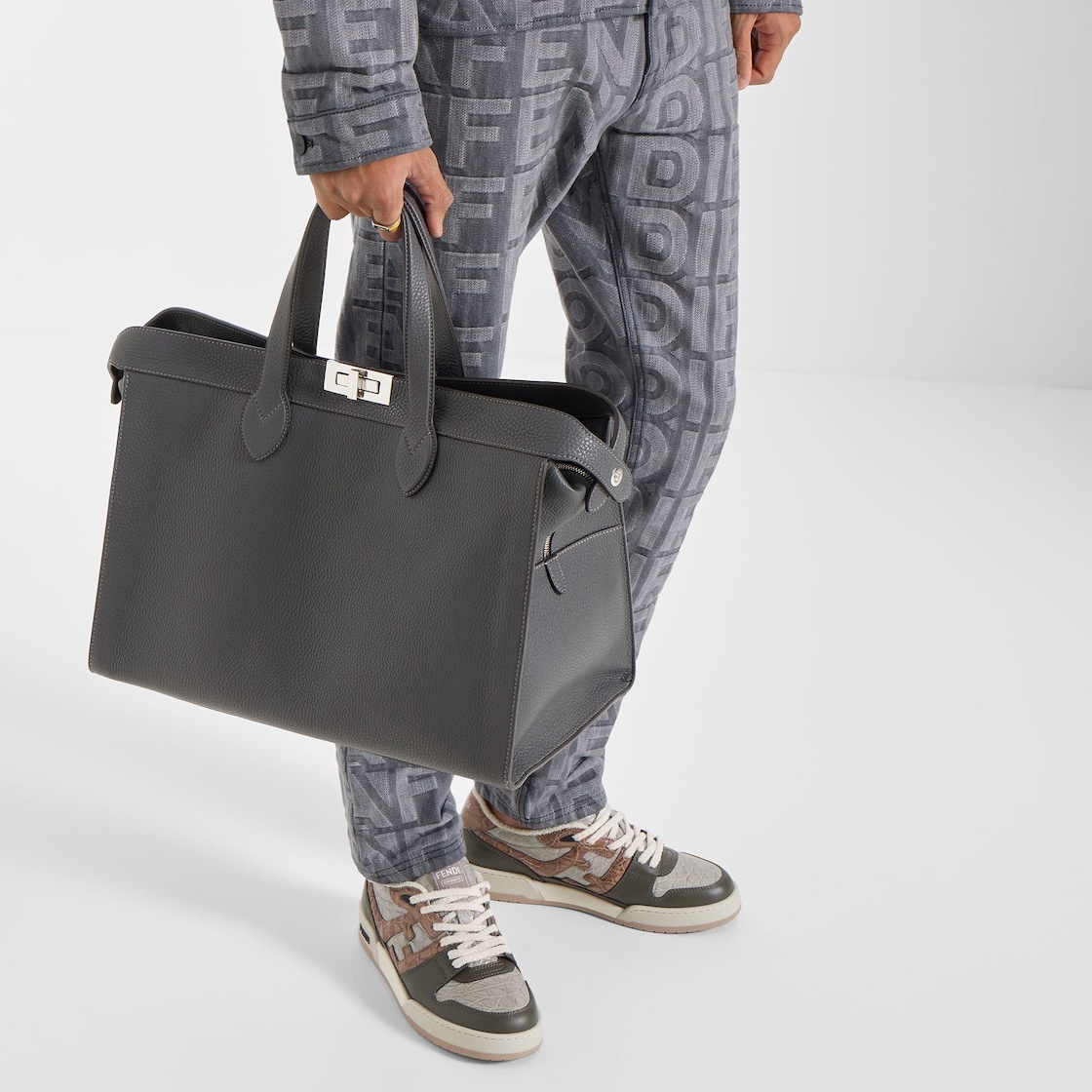 Peekaboo ISeeU Forty8 bag made of black Cuoio Romano leather. Roomy compartment with double-slider z - 7