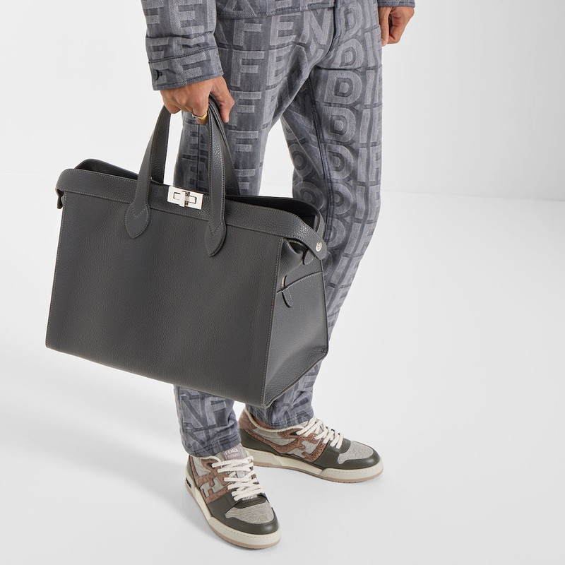 Peekaboo ISeeU Forty8 bag made of black Cuoio Romano leather. Roomy compartment with double-slider z 7