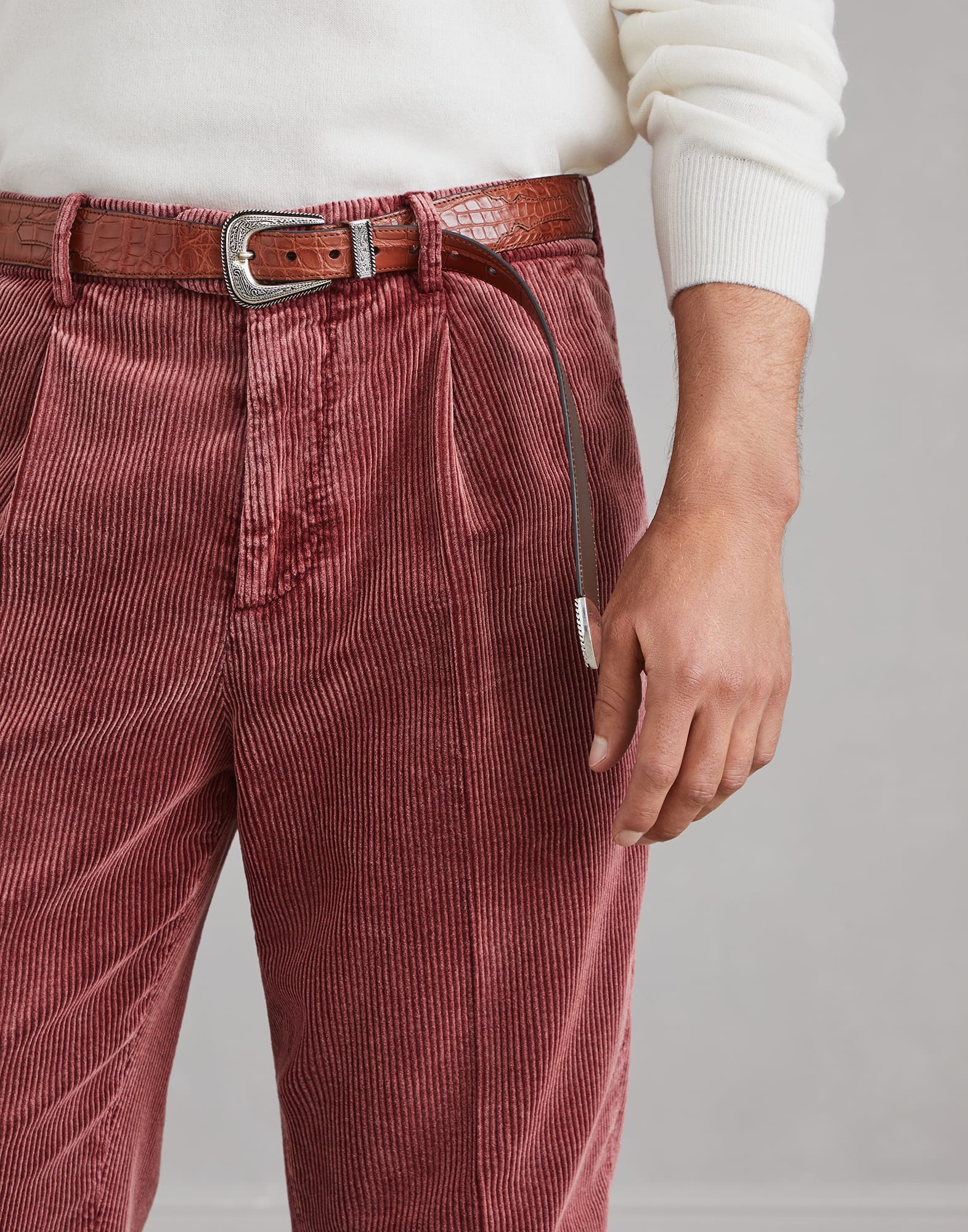 Garment-dyed leisure fit trousers in cotton corduroy - 3