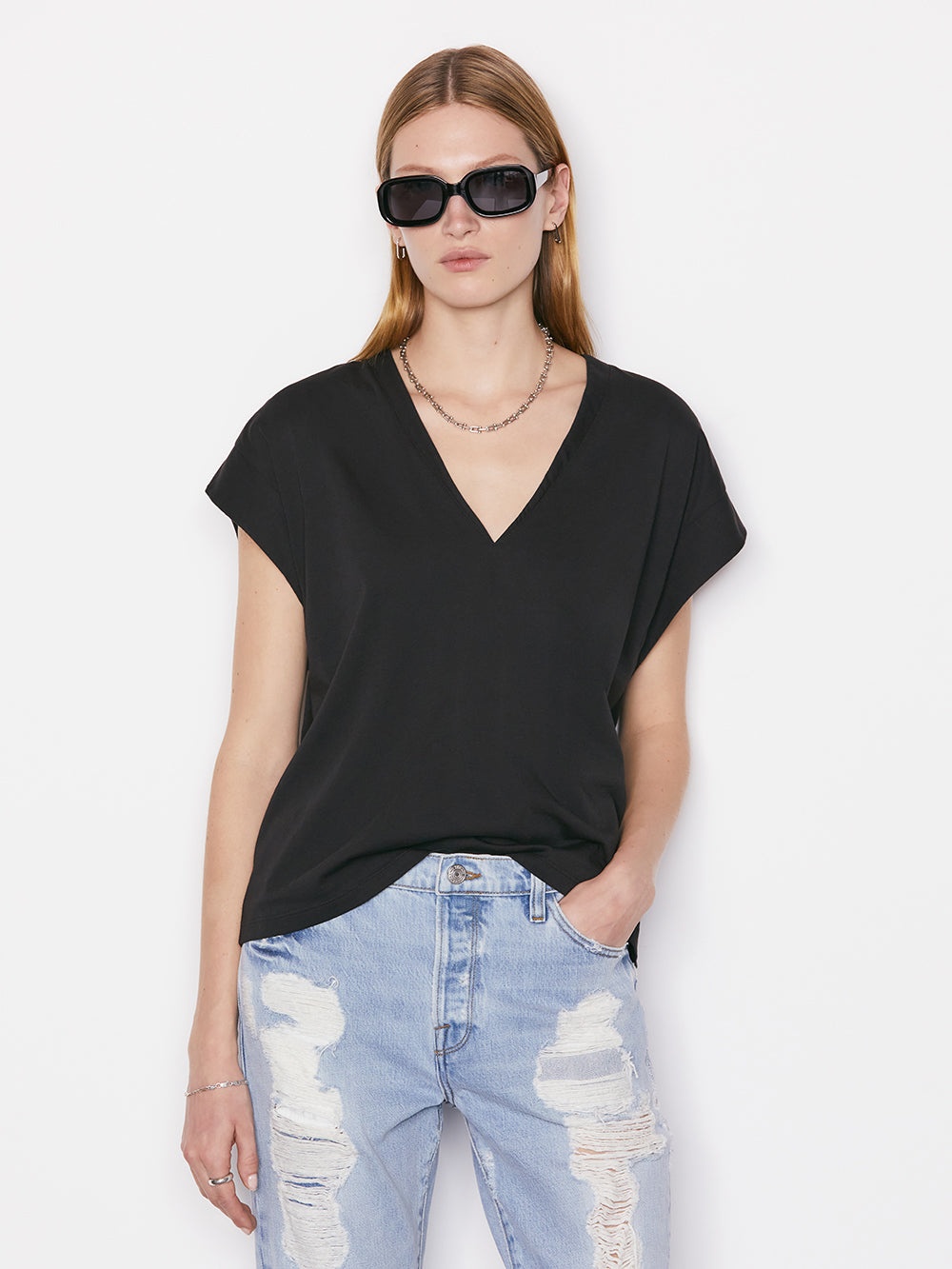 Le Mid Rise V Neck Tee in Noir - 4