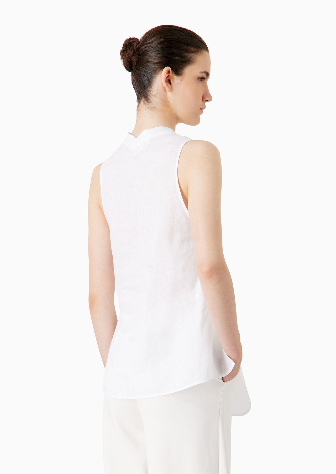 Oversized V-neck top in linen with asymmetric hem - 3