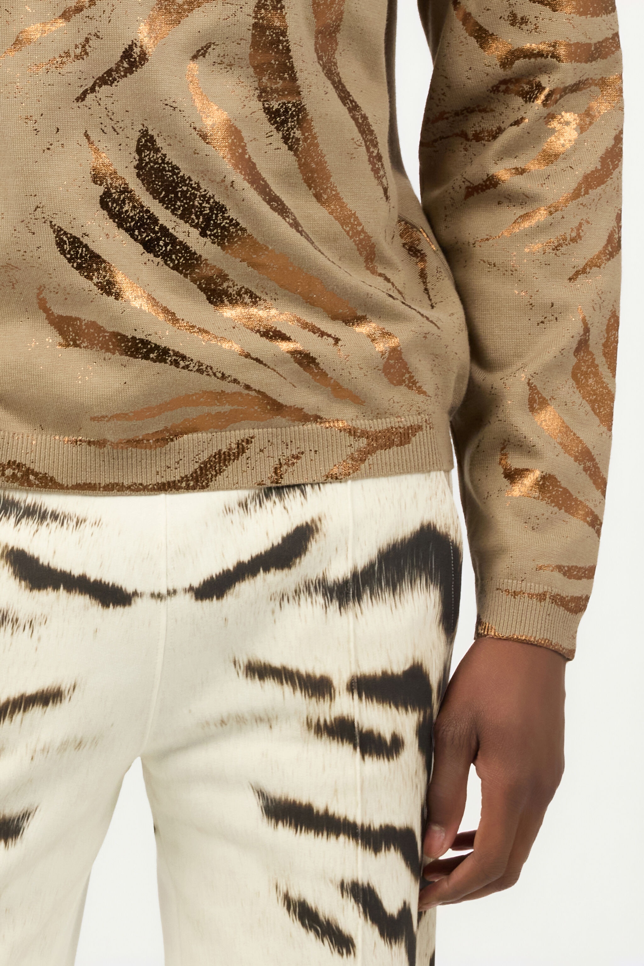 Sweater With Golden Tiger Skin Pattern - 7