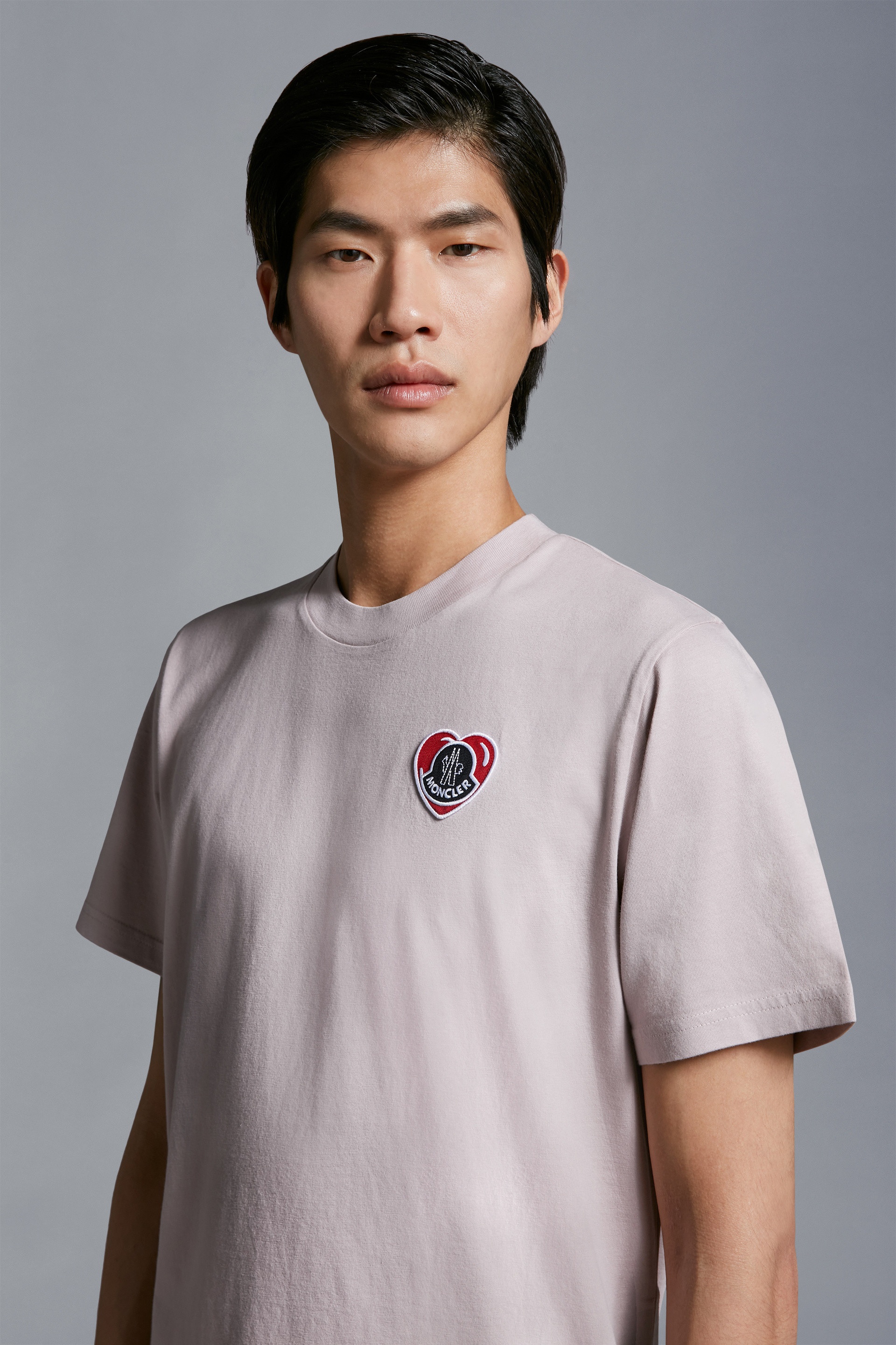 Tシャツ・カットソー MONCLER - EMBROIDERED HEART LOGO COTTON T-SHIRT MONCLER Heart logo T-shirt | Garmentory