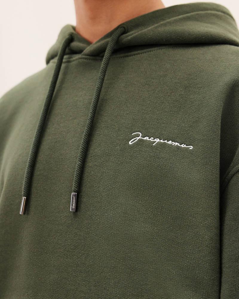 Le sweatshirt brodé 4