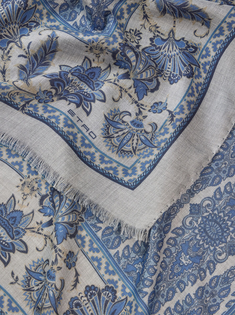 SCARF WITH MEDALLIONS AND FLOWERS 3