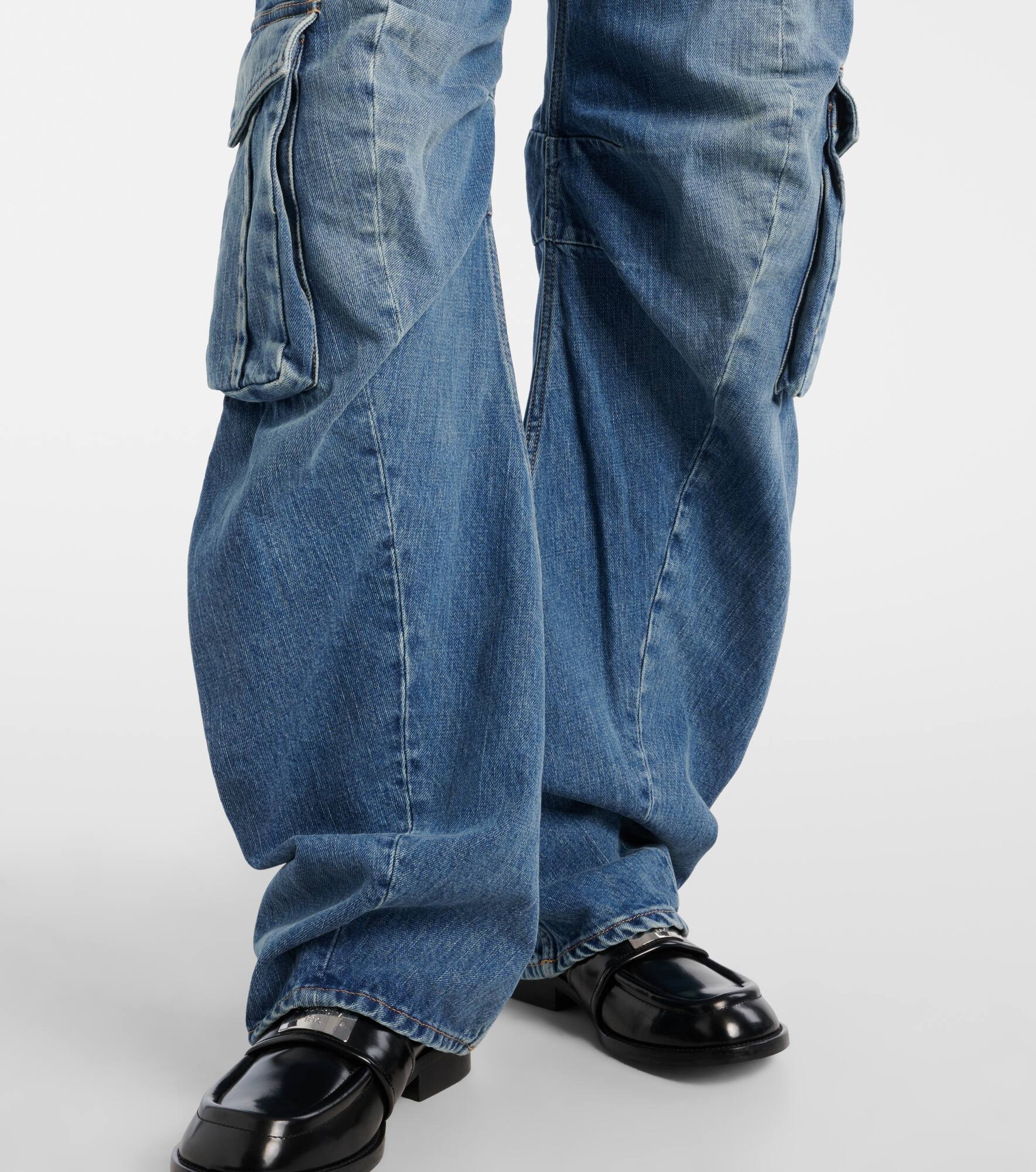 Low-rise barrel-leg cargo jeans - 5