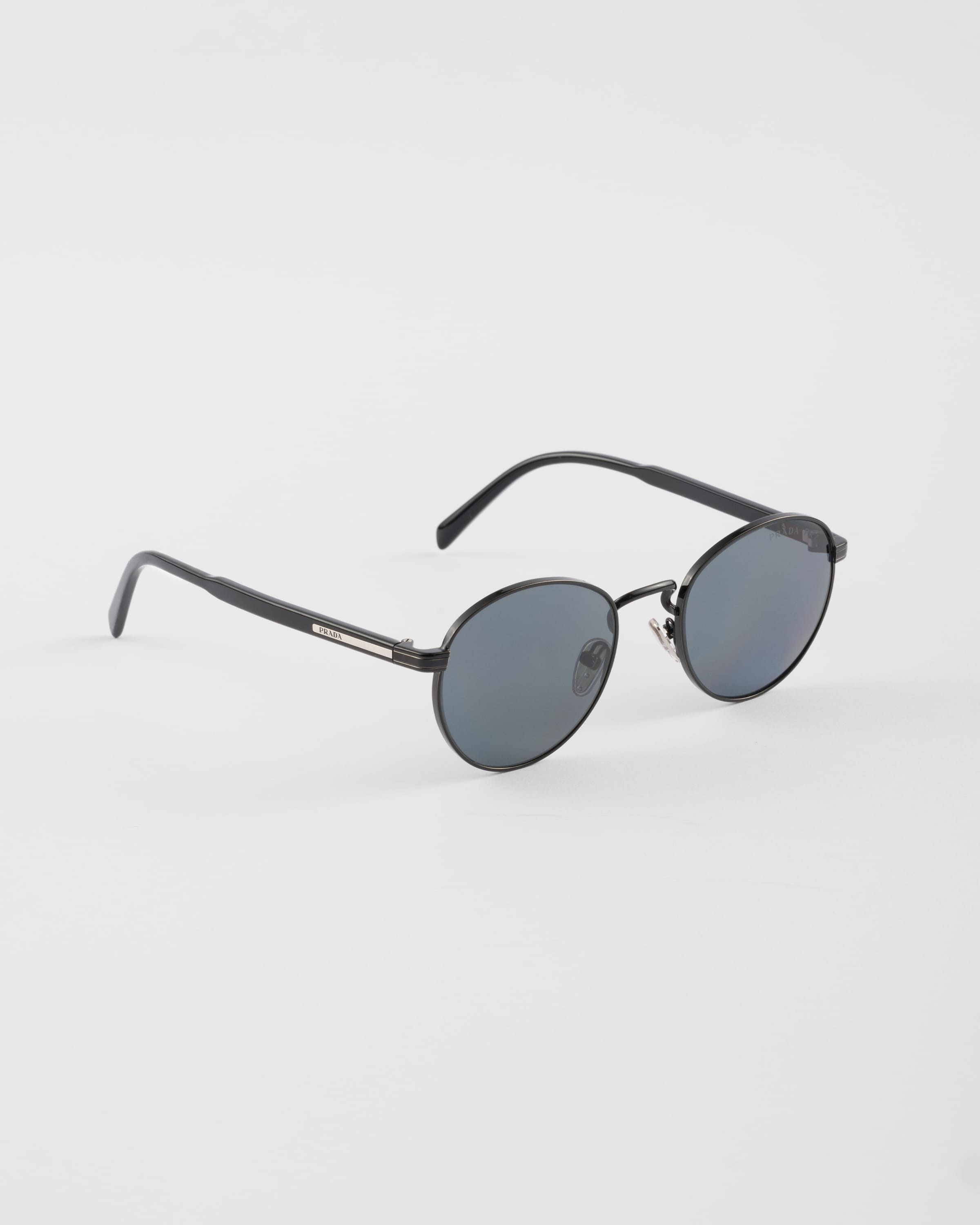 【日本入手困難】Sunglasses with the iconic l plaque cq5dam.web.hebebed.600.600.jpg