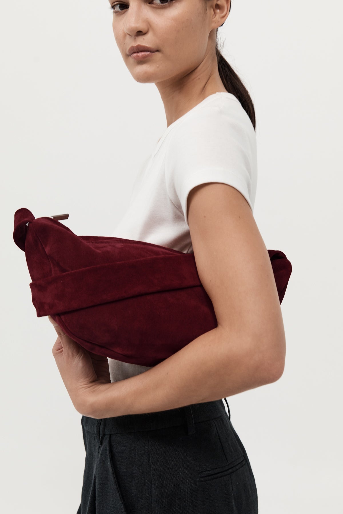【関税込み】St. Agni バーガンディ Crescent ソフト バッグ St. Agni Soft Crescent Bag in Rouge | FWRD