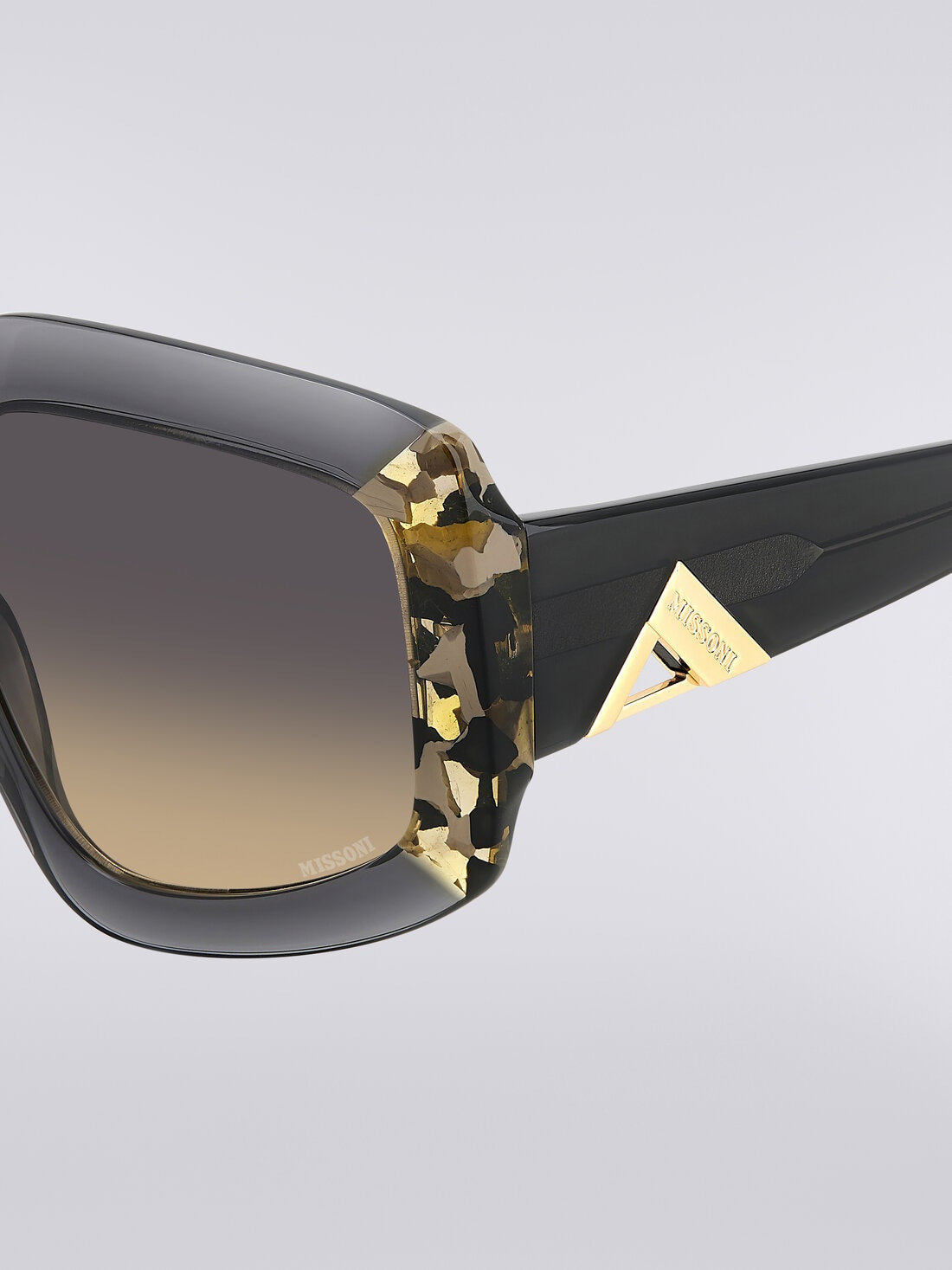 Squared sunglasses with triangle shaped metal trim - 4