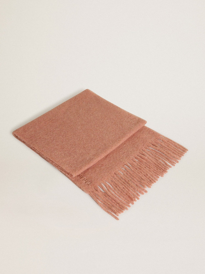 Powder pink wool scarf with fringe and ‘Golden’ lettering 1