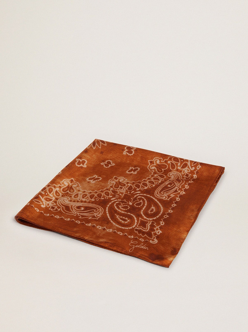 Terracotta-colored Golden Collection scarf with paisley pattern 1