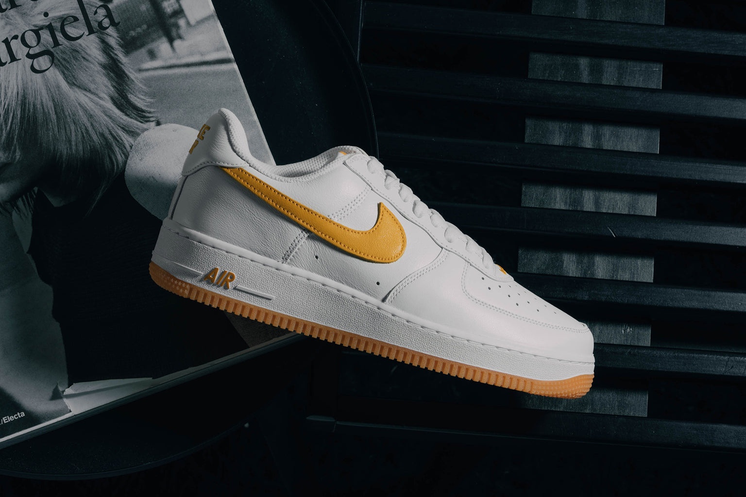 スニーカー Nike Air Force 1 Low Waterproof White University Gold Gum Nike Air Force 1 Low Retro (White/University Gold-Gum Yellow