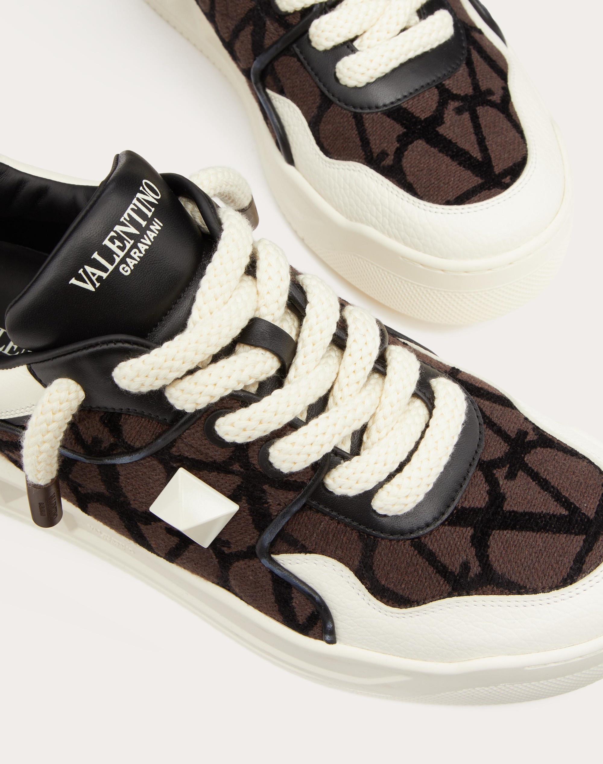 【VALENTINO】トワル イコノグラフ ワンスタッド XL スニーカー One Stud Xl Low-top Sneaker In Nappa Leather And Toile